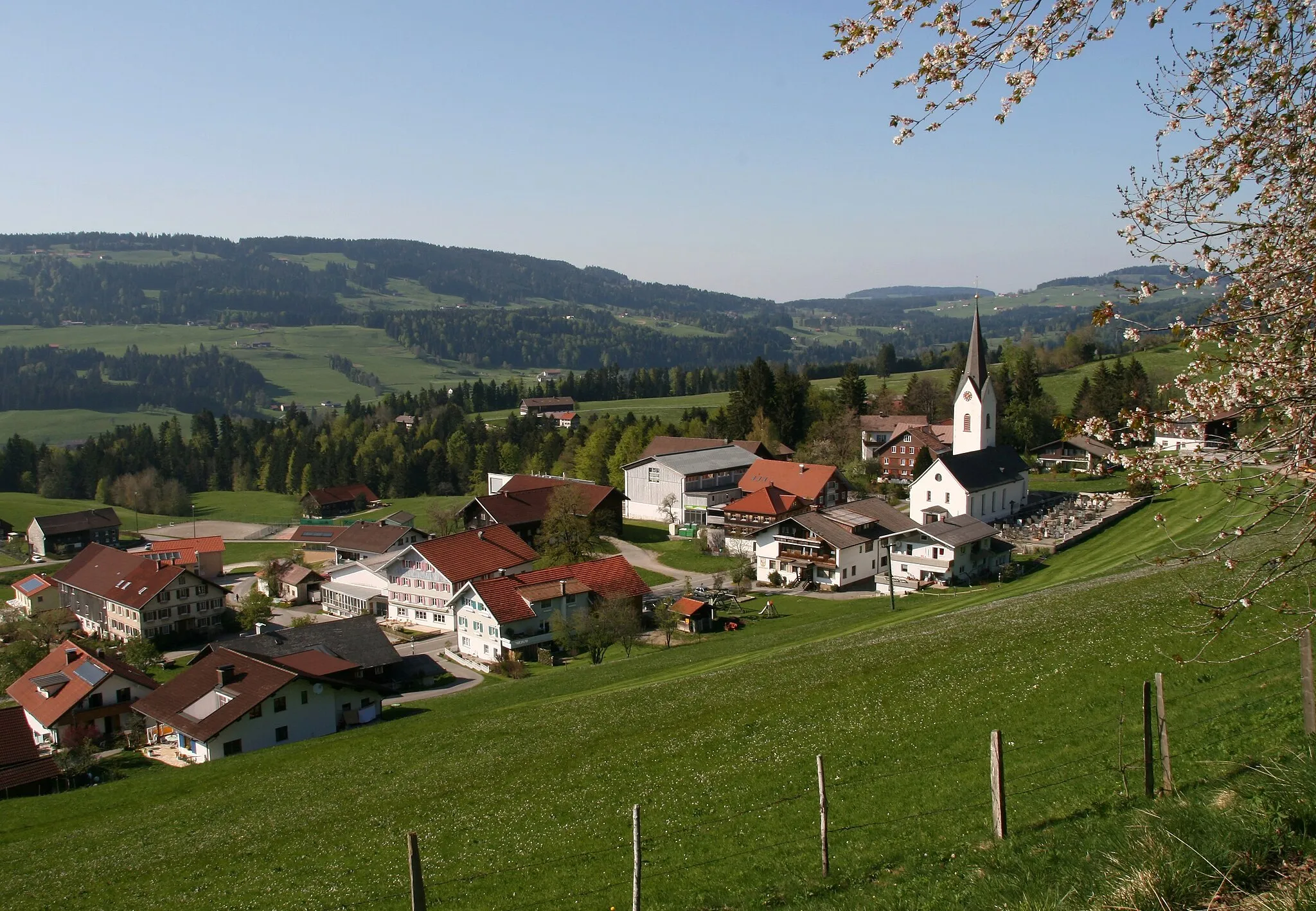 Photo showing: Blick ins Kirchdorf und zur Pfarrkirche hl. Leonhard in Riefensberg, Vorarlberg.