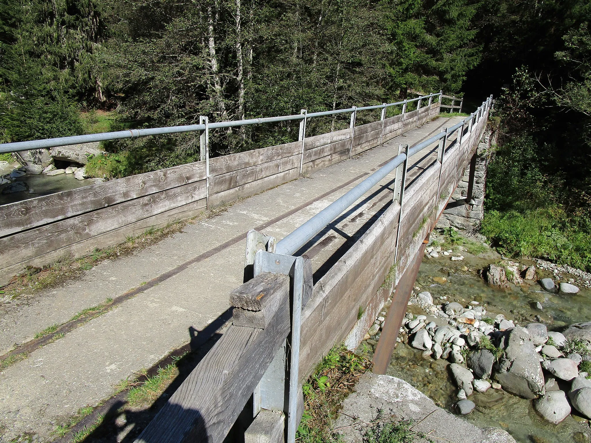 Photo showing: Pedestrian Bridge over the Vorderrhein River, Disentis/Mustér, Grisons, Switzerland