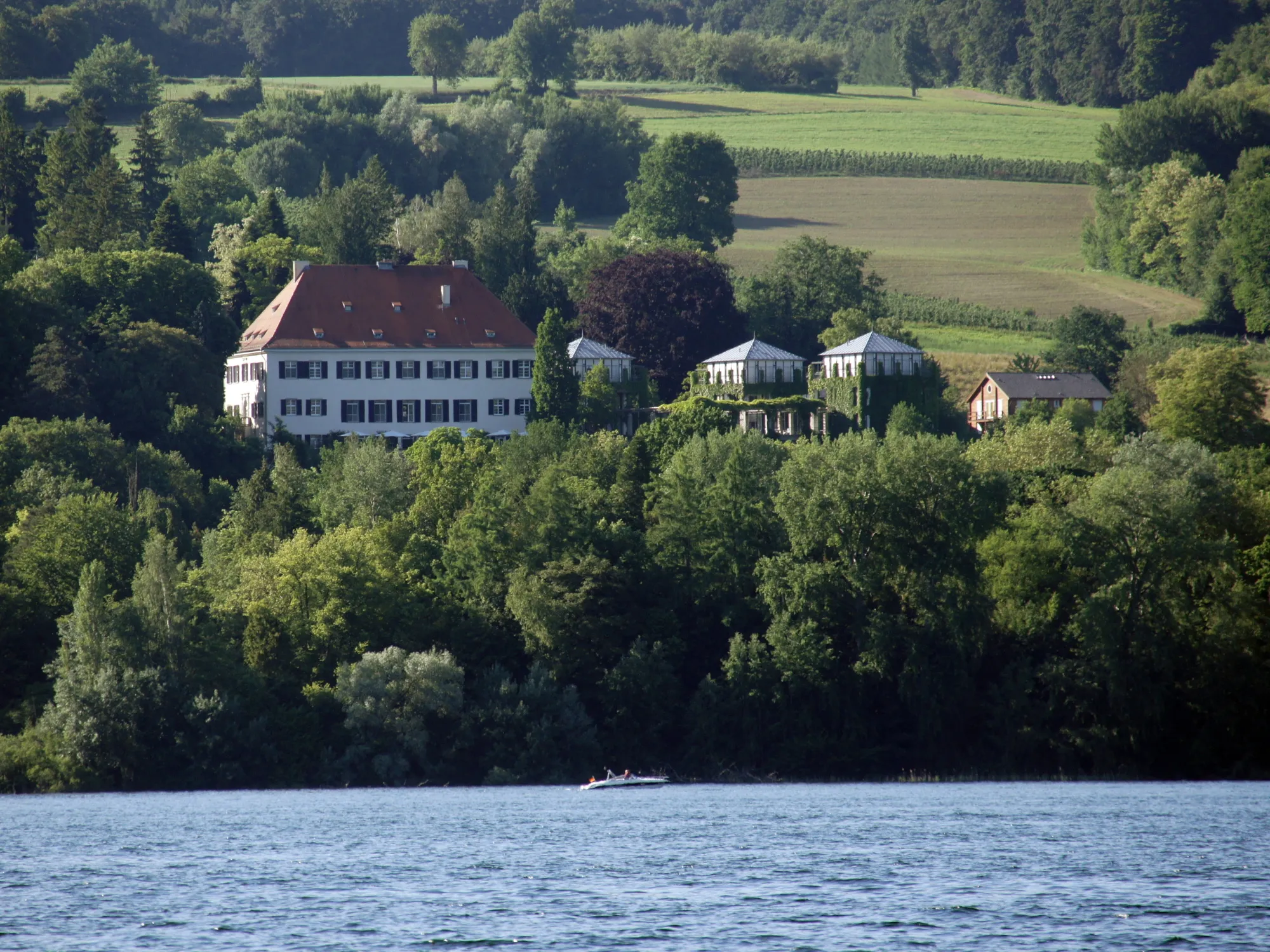Photo showing: The palace of Marbach near Öhningen from the opposite side of the Lake of Constance