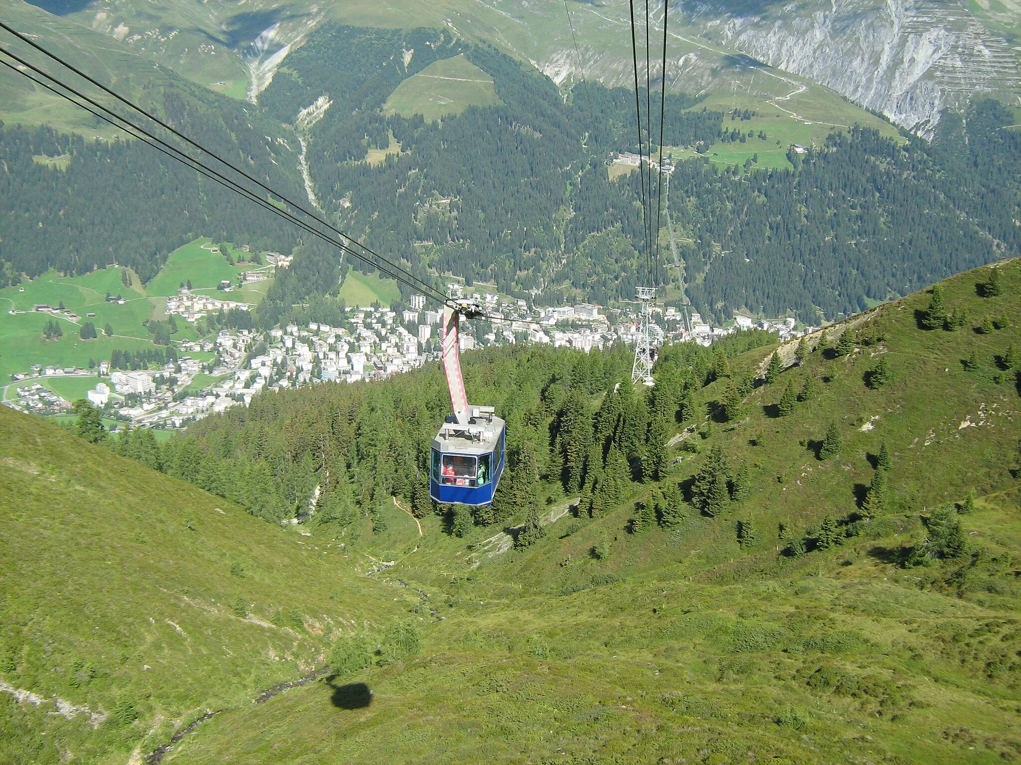 Photo showing: The cableway Davos - Jakobshorn in Davos, Switzerland. In the background: Schatzalp and Schatzalp-Bahn.