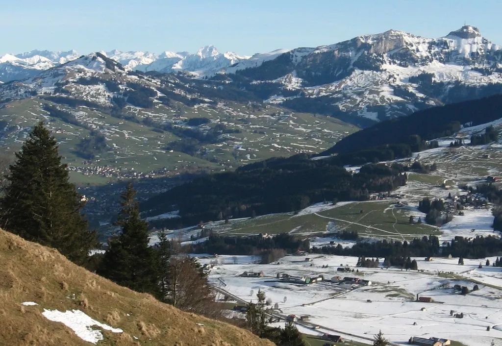 Photo showing: Fänerenspitz links, am Rechten Bildrand Hoher Kasten und links davon Kamor. Aufgenommen von der Hundwiler Höhe, im Schatten im Tal s'Dorf, wie die Appenzeller ihre Hauptstadt nennen und auf der Ebene im Vordergrund Golfplatz Gontenbad.