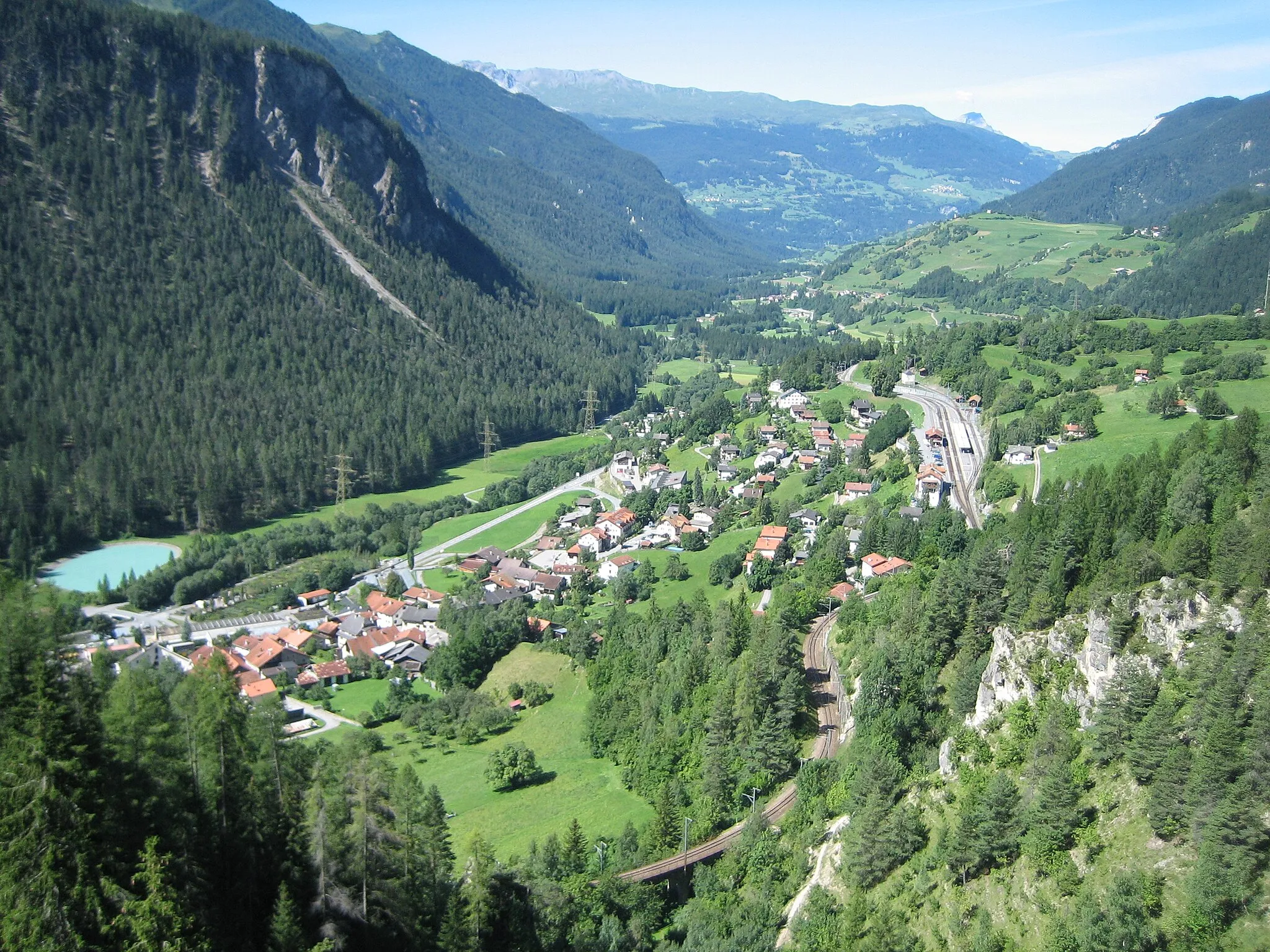 Photo showing: Blick auf Filisur und das Albulatal talwärts von der Ruine Greifenstein aus.