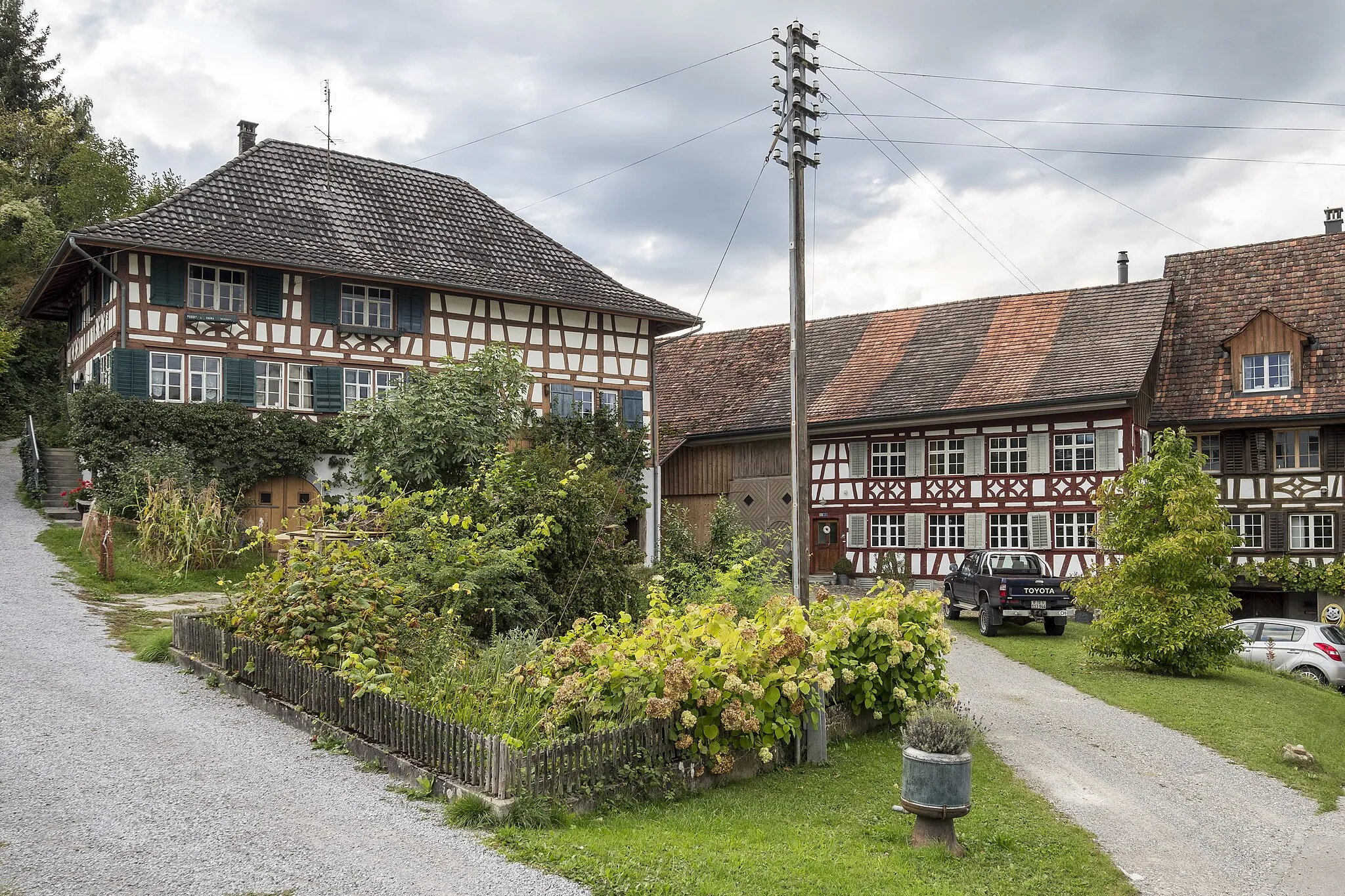 Photo showing: Amlikon, Klösterli 1, 3 und 5: timber framed houses of the 18th/19th century.