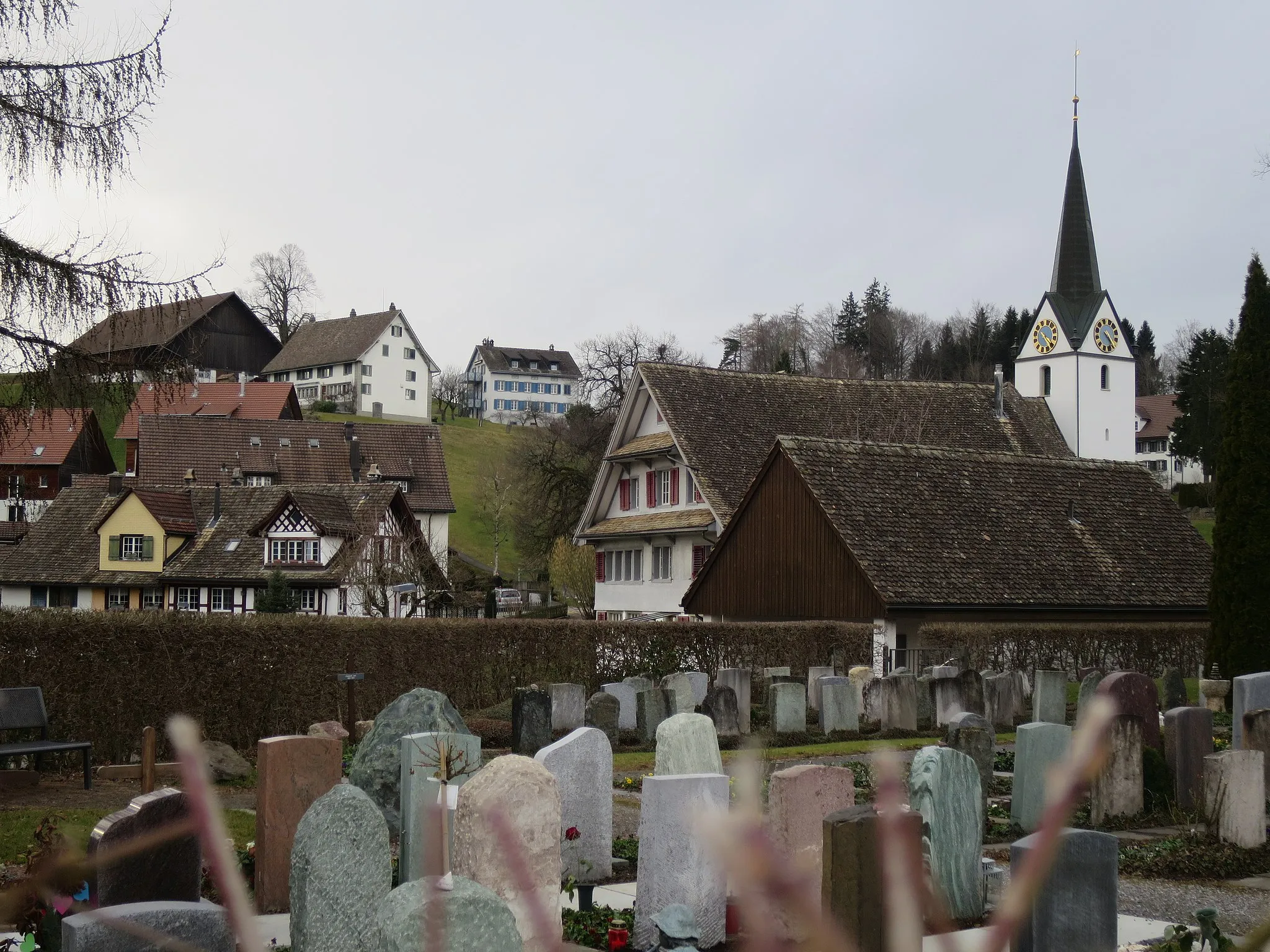 Photo showing: Friedhof mit Ortskern und Kirche im Hirzel