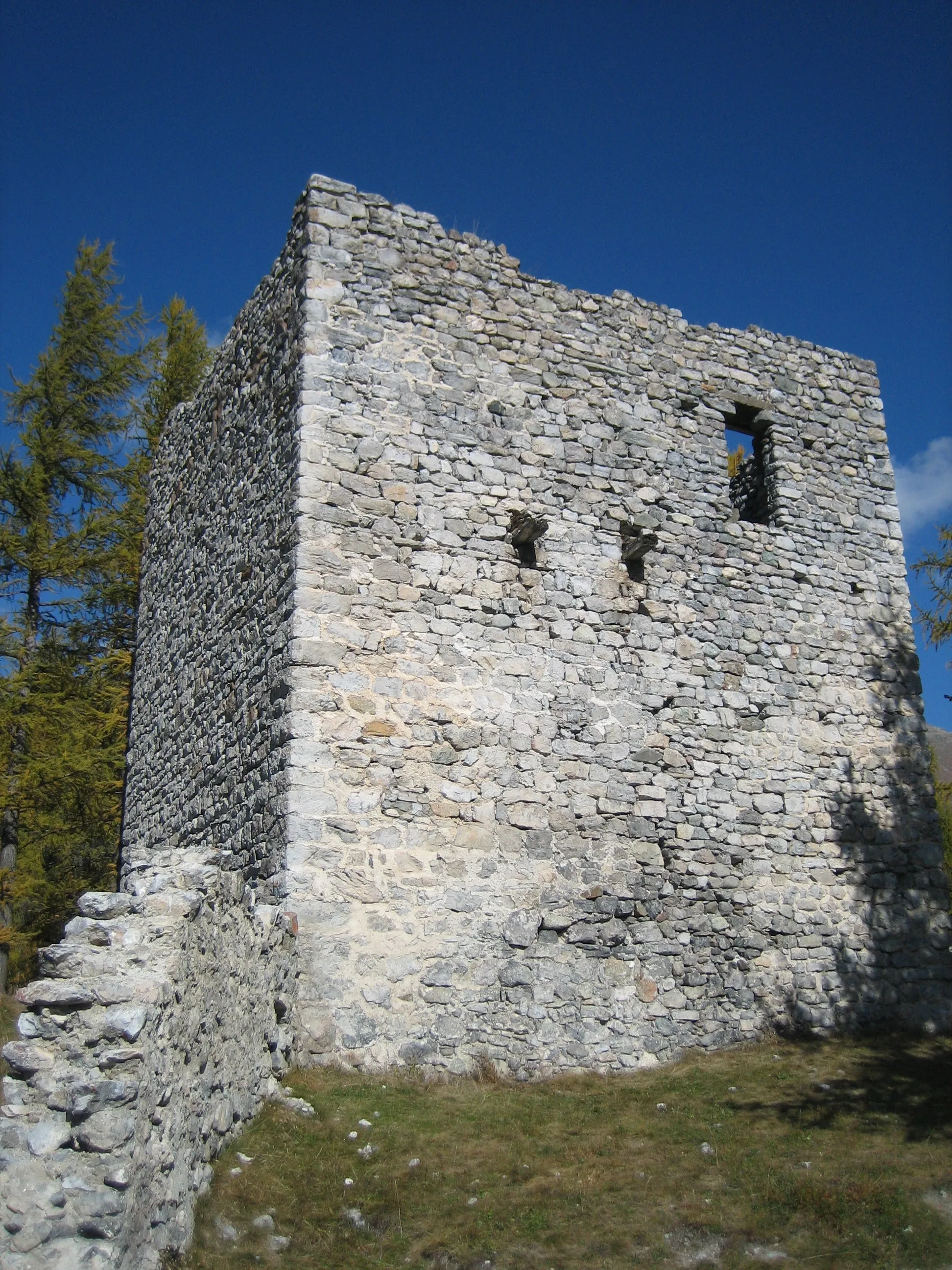 Photo showing: Burg Guardaval, Madulain GR, Südseite