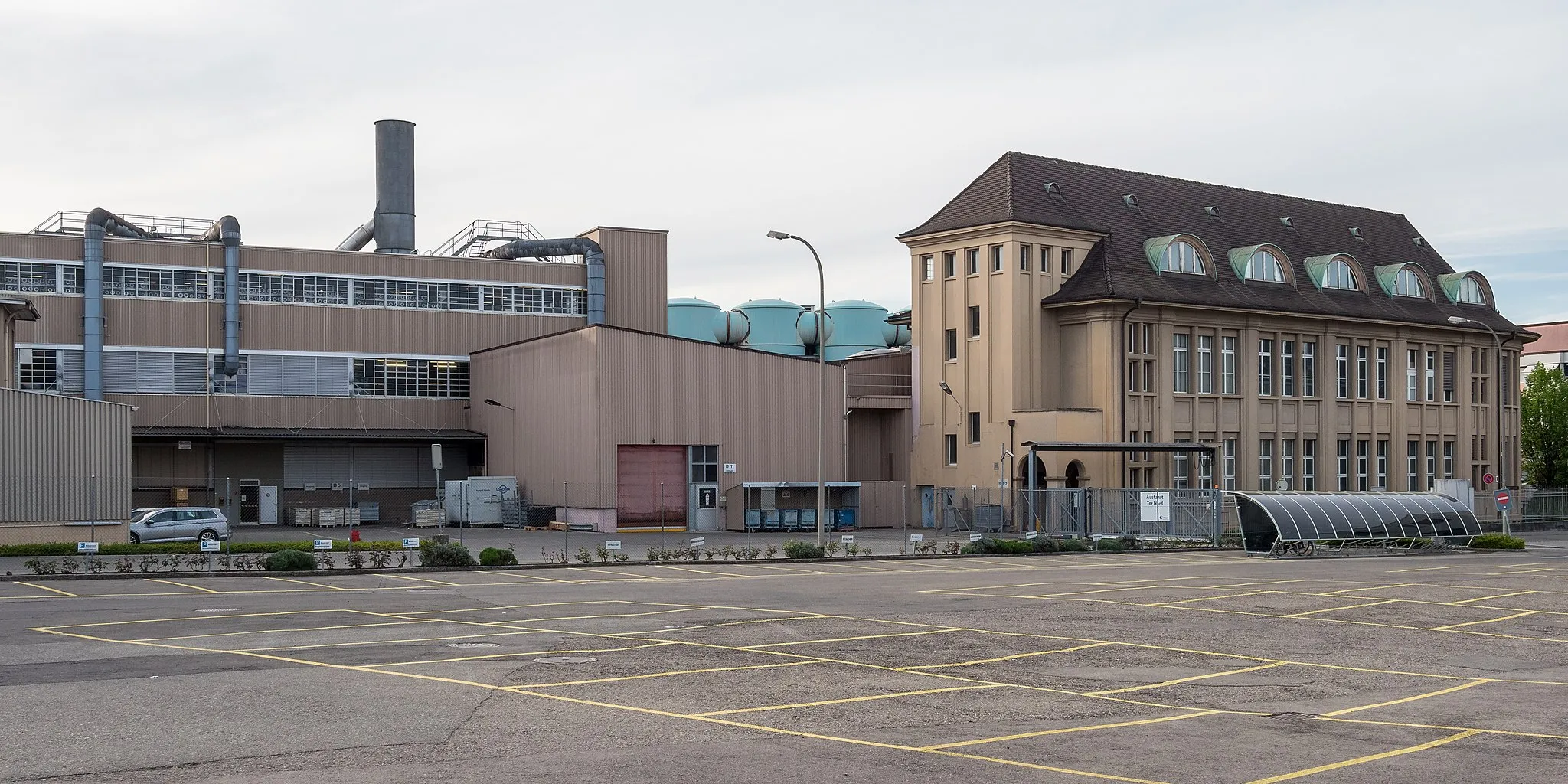 Photo showing: Kreuzlingen: Gebäude der Amcor Flexibles Kreuzlingen AG, rechts der Stammbau des ehemaligen Fabrikgeländes Neher, erbaut 1925 als Walzwerk für Aluminiumfolien.