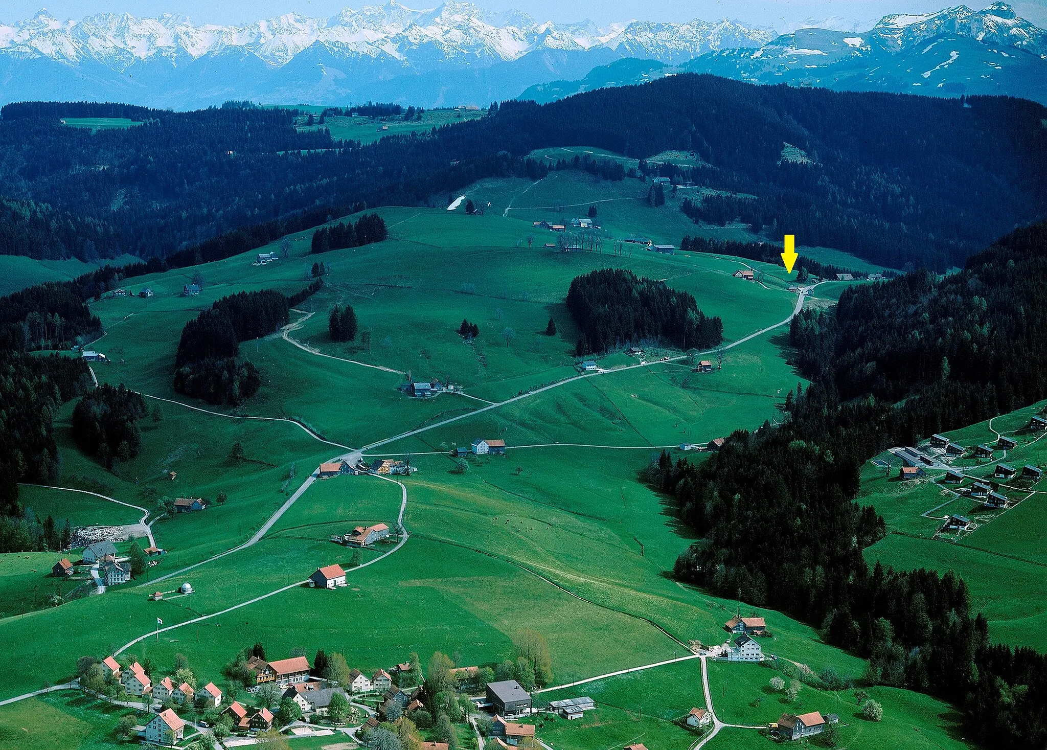 Photo showing: Pass Wissegg, Trogen AR, Schweiz: Im Hintergrund: Gäbris, Sommersberg, Alpen