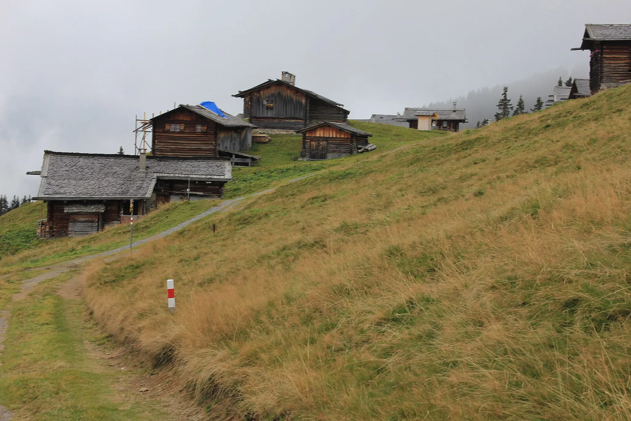 Photo showing: Mehrere Hütten auf der Stafelalp, vom Wanderweg aus betrachtet.