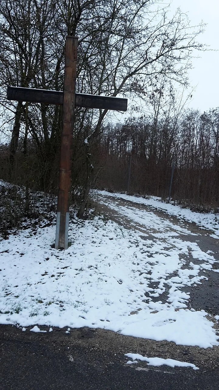 Photo showing: Kreuz am Garten der Schöpfung in Singener Landesgartenschaugebiet in der Nähe der Brücke über die Bahnlinie zu den Schrebergärten