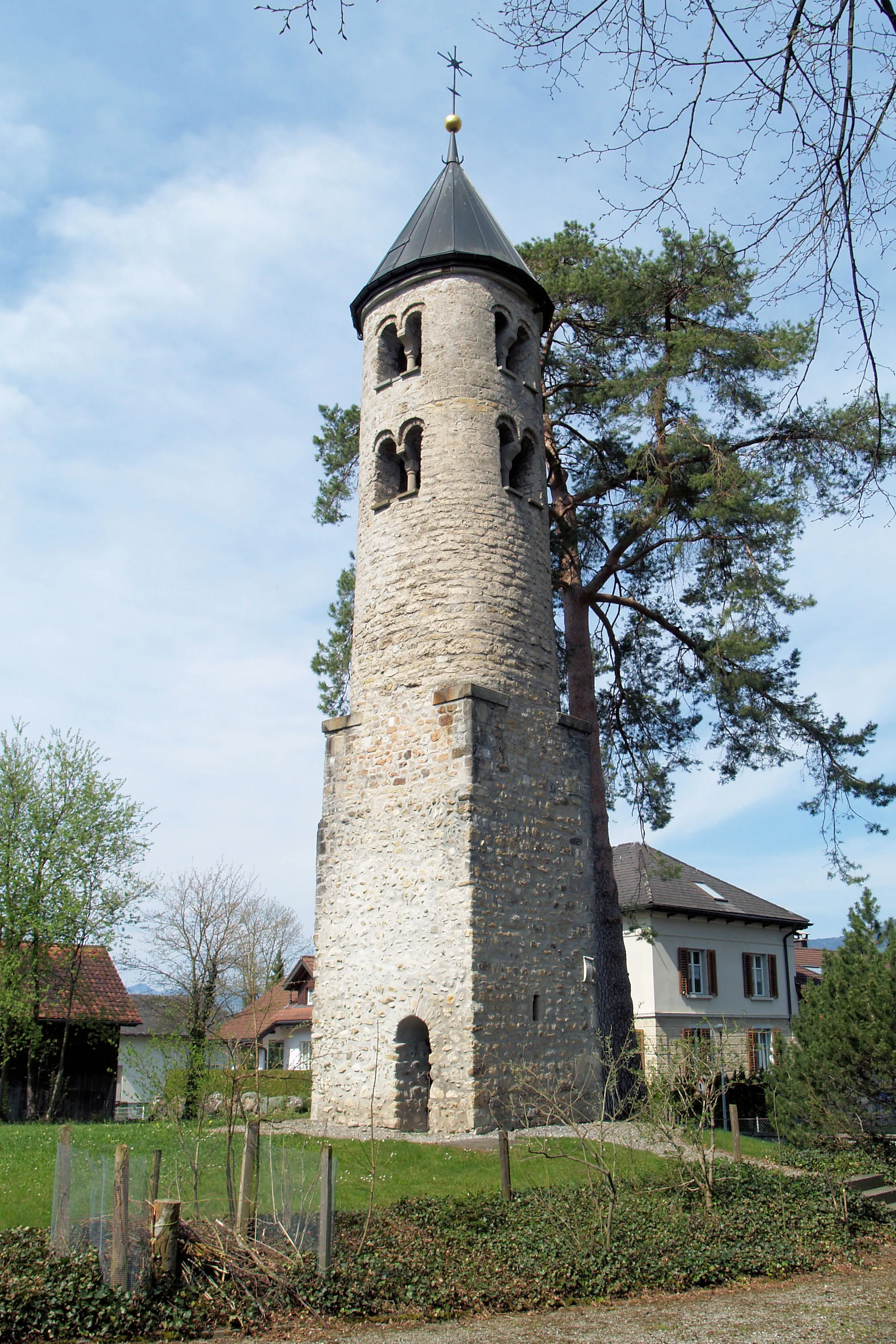 Photo showing: Der Gallusturm in Schänis. Beim romanischen Turm handelt es sich um die Überreste der 1824 abgebrannten und danach abgerissenen Pfarrkirche St. Gallus.