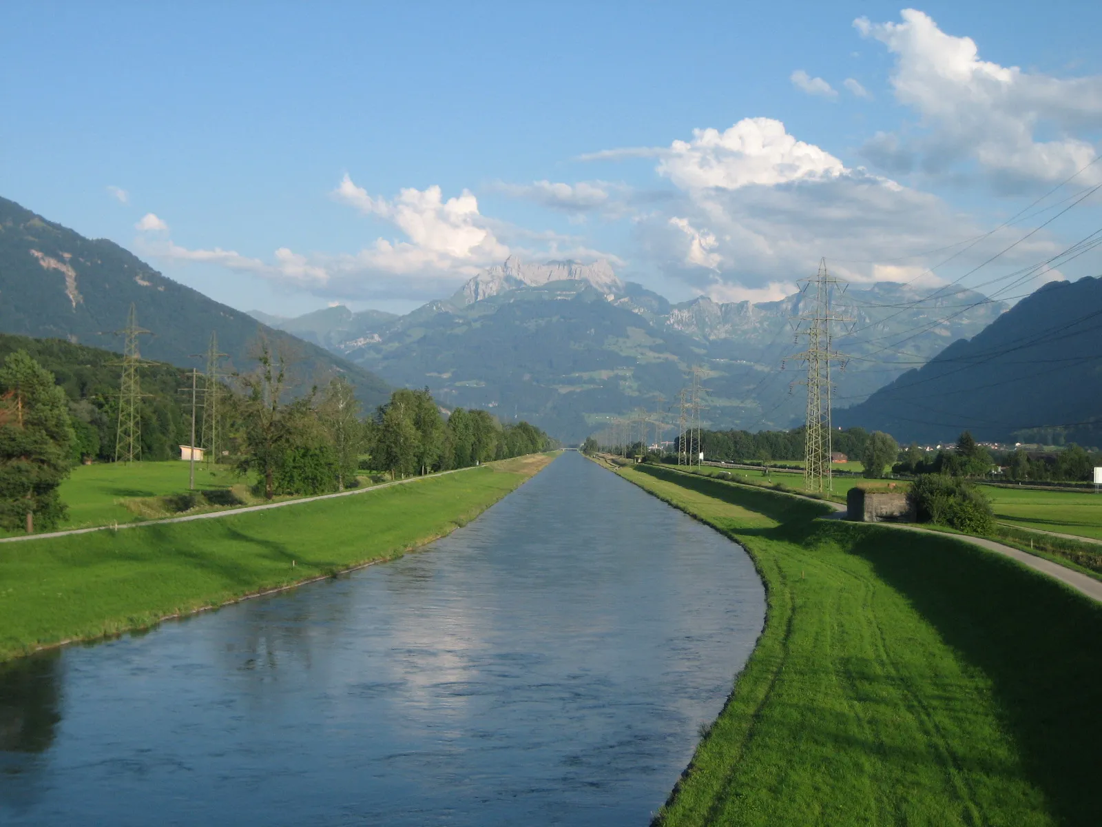 Photo showing: Die Linth in Benken (nahe Reichenburg) Richtung Süden