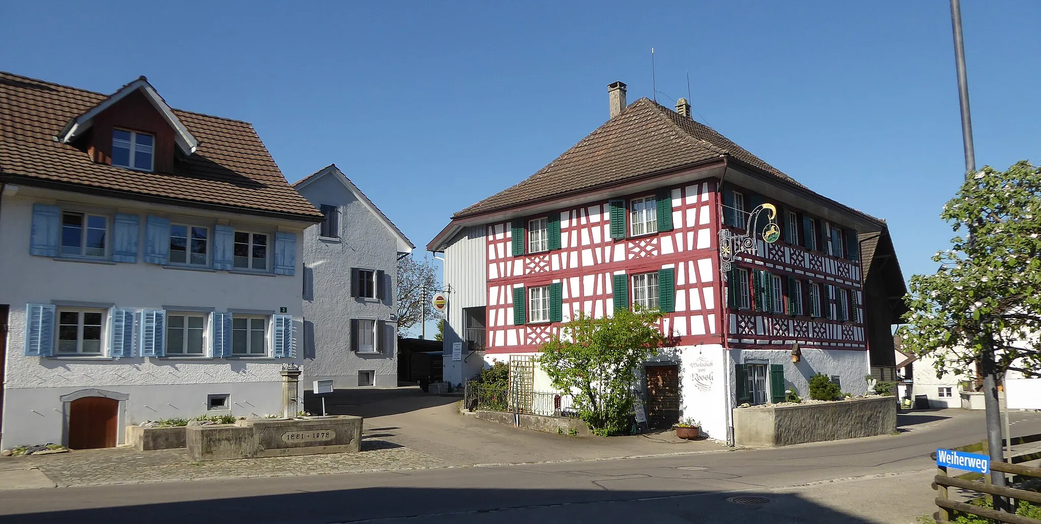 Photo showing: «Rössli» und Dorfbrunnen in Wittenwil