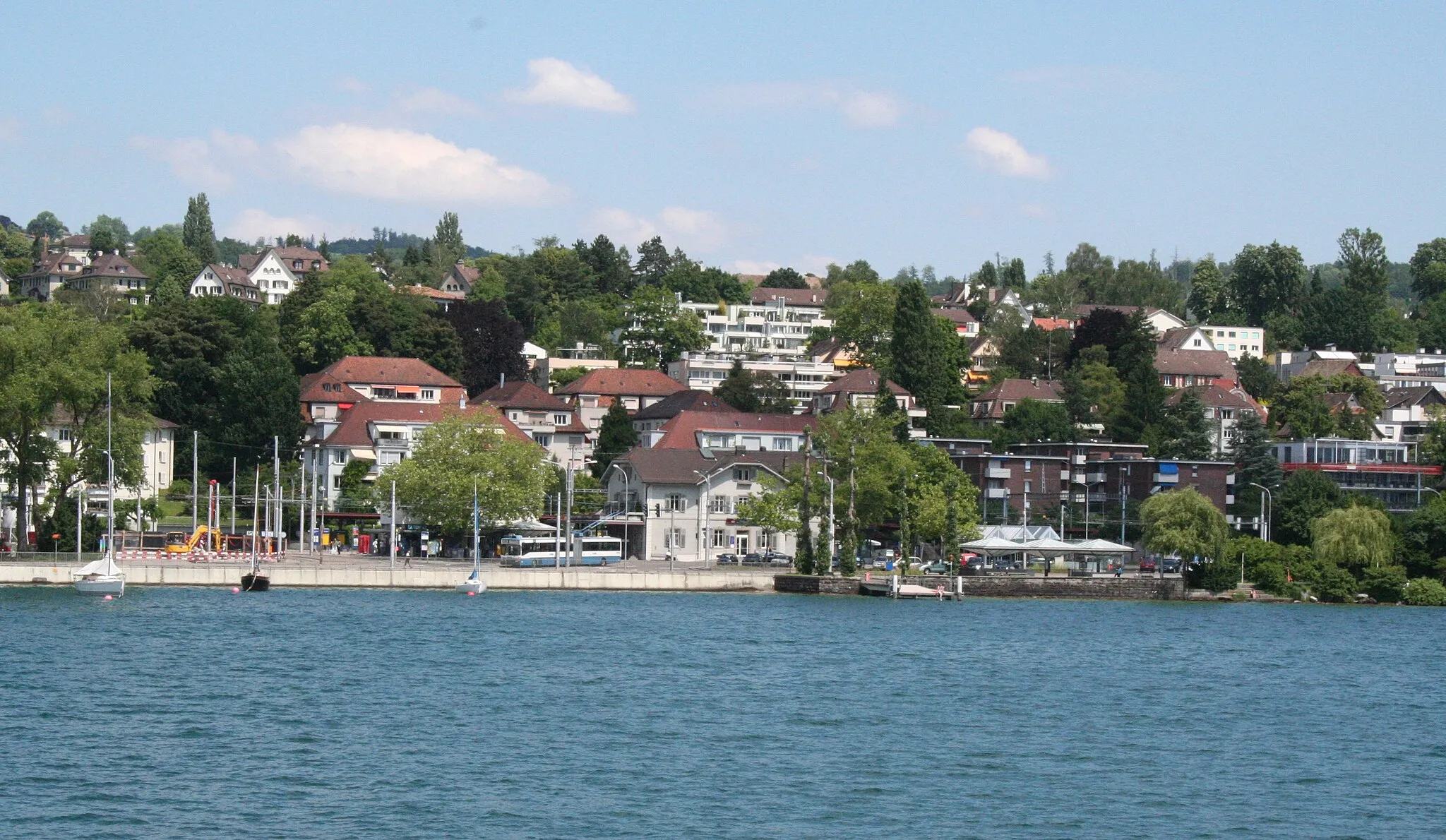 Photo showing: Bahnhof Tiefenbrunnen vom Zürichsee aus gesehen