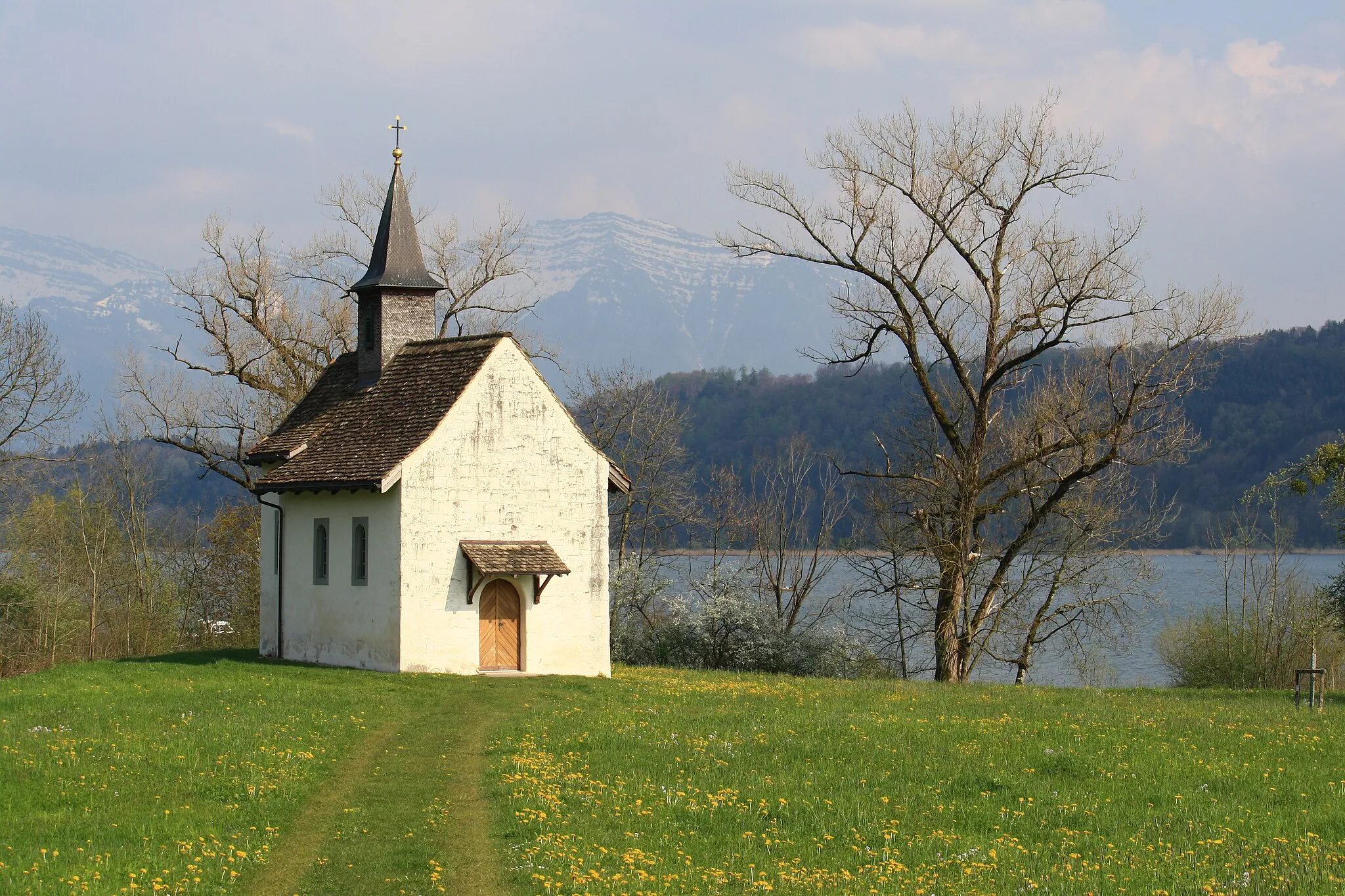 Photo showing: St. Meinrad Kapelle in Bollingen on Obersee (upper Lake Zürich) shore