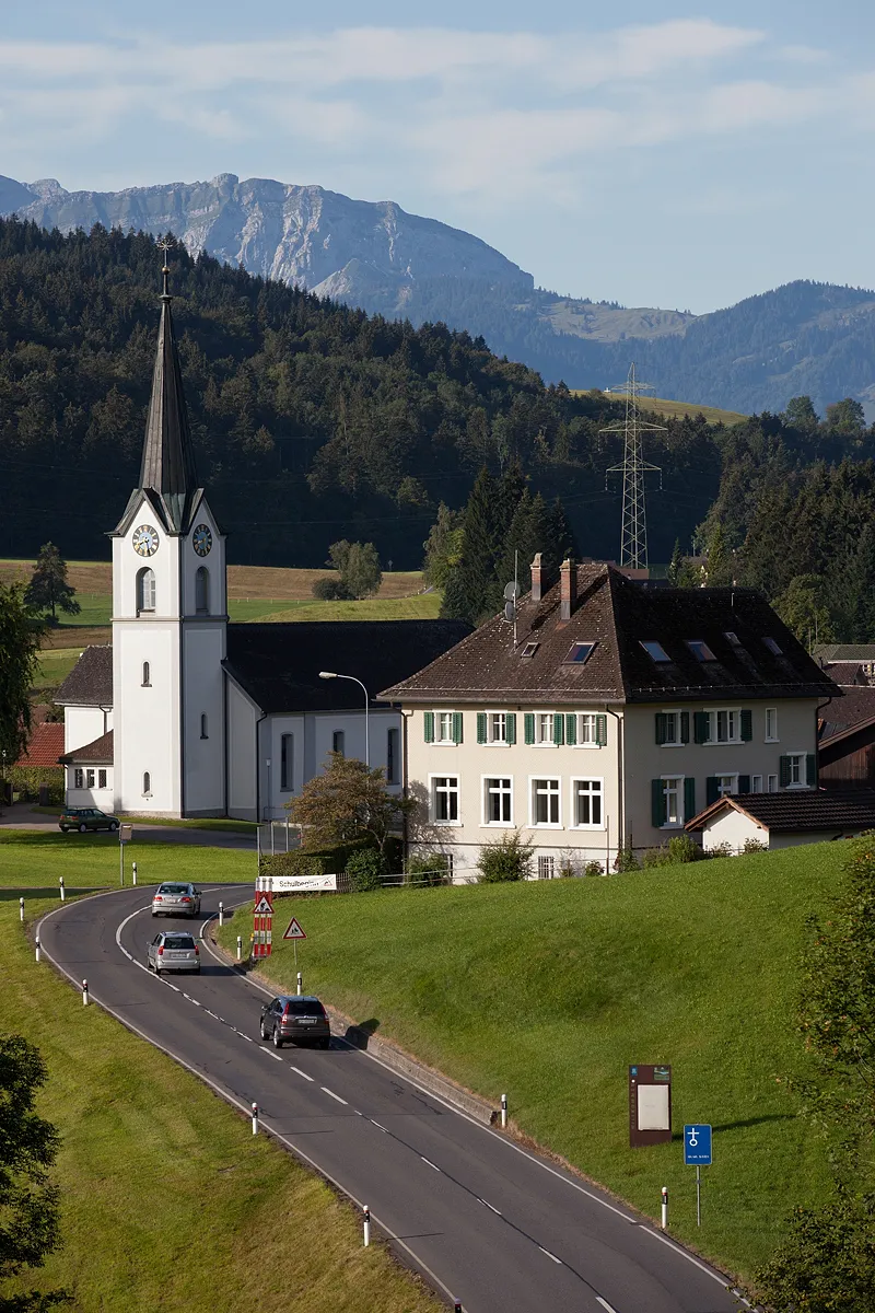 Photo showing: Passstrasse mit Kirche und Schulhaus in Ricken - Einfahrt von Wattwil her.