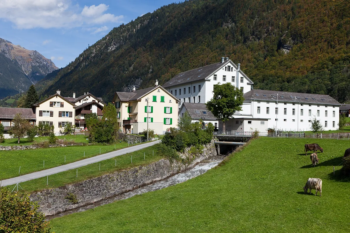 Photo showing: Truppenunterkunft in Matt im Sernftal (Gemeinde Glarus-Süd) mit dem Chrauchbach