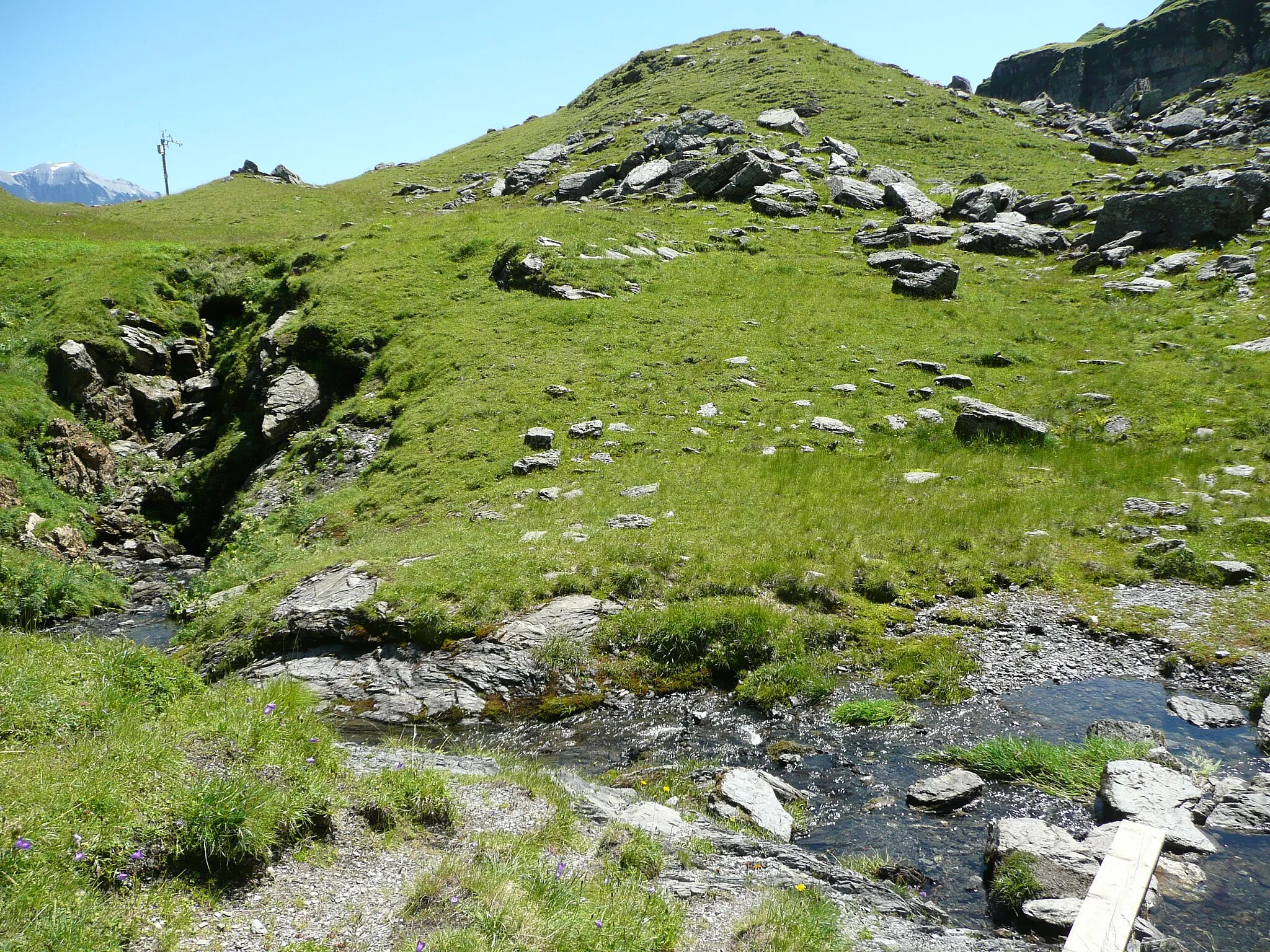 Photo showing: Abfluss aus dem Chüebodensee oberhalb von Elm im Kanton Glarus, Schweiz.