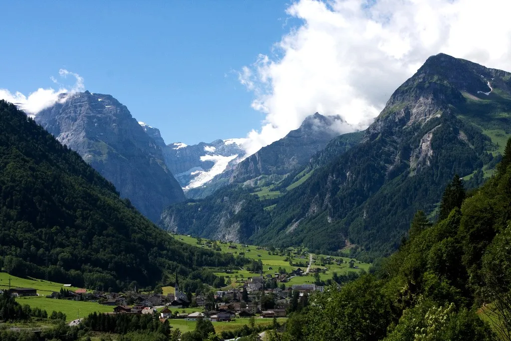 Photo showing: Linthal, canton of Glarus, Switzerland. The Biferten glacier left of Tödi (in the clouds) is visible.
