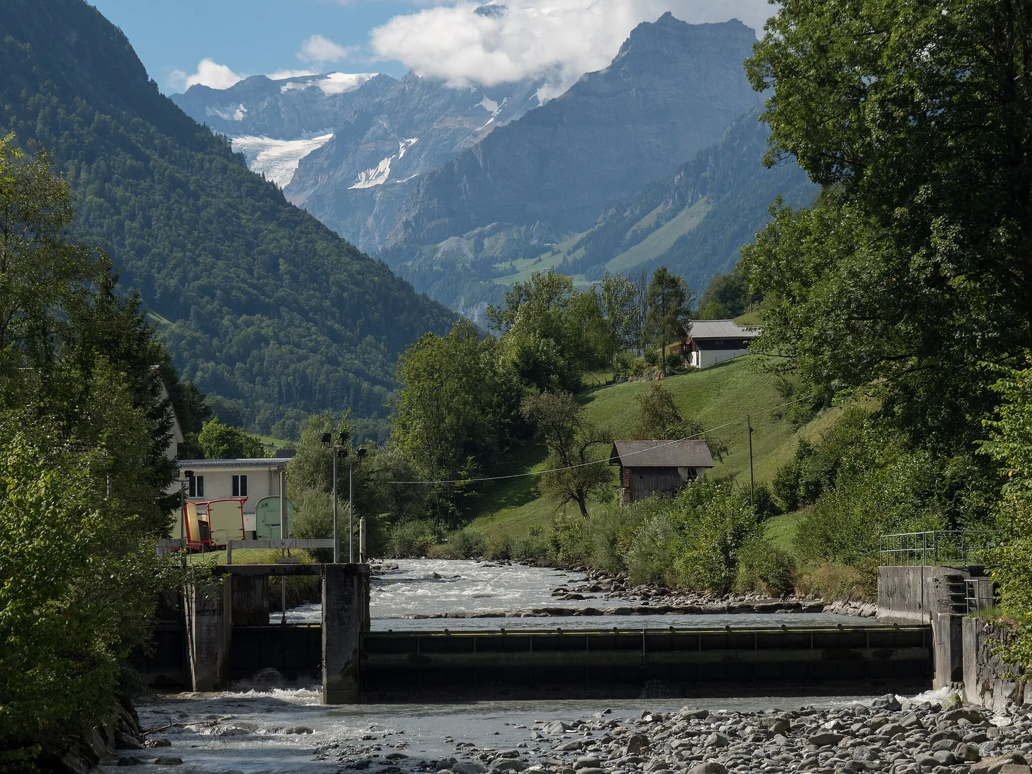 Photo showing: Diesbach Weir on the Linth River, Betschwanden, Canton of Glarus, Switzerland