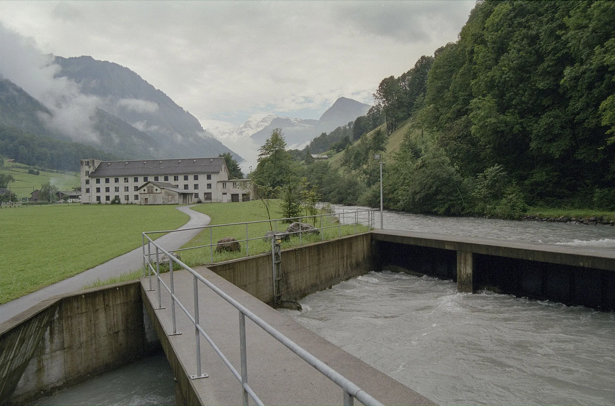 Photo showing: Becker & Bäbler, Heinrich Kunz, Betschwanden GL, Schweiz: Mitte: Sandfang, im Hintergrund: ehem. Fabrikgebäude von Becker&Bäbler, resp. Heinrich Kunz