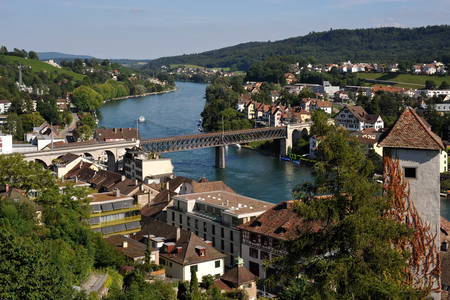 Photo showing: Railway bridge between Schaffhausen and Feuerthalen, view from the Munot; Schaffhausen and Zurich, Switzerland.