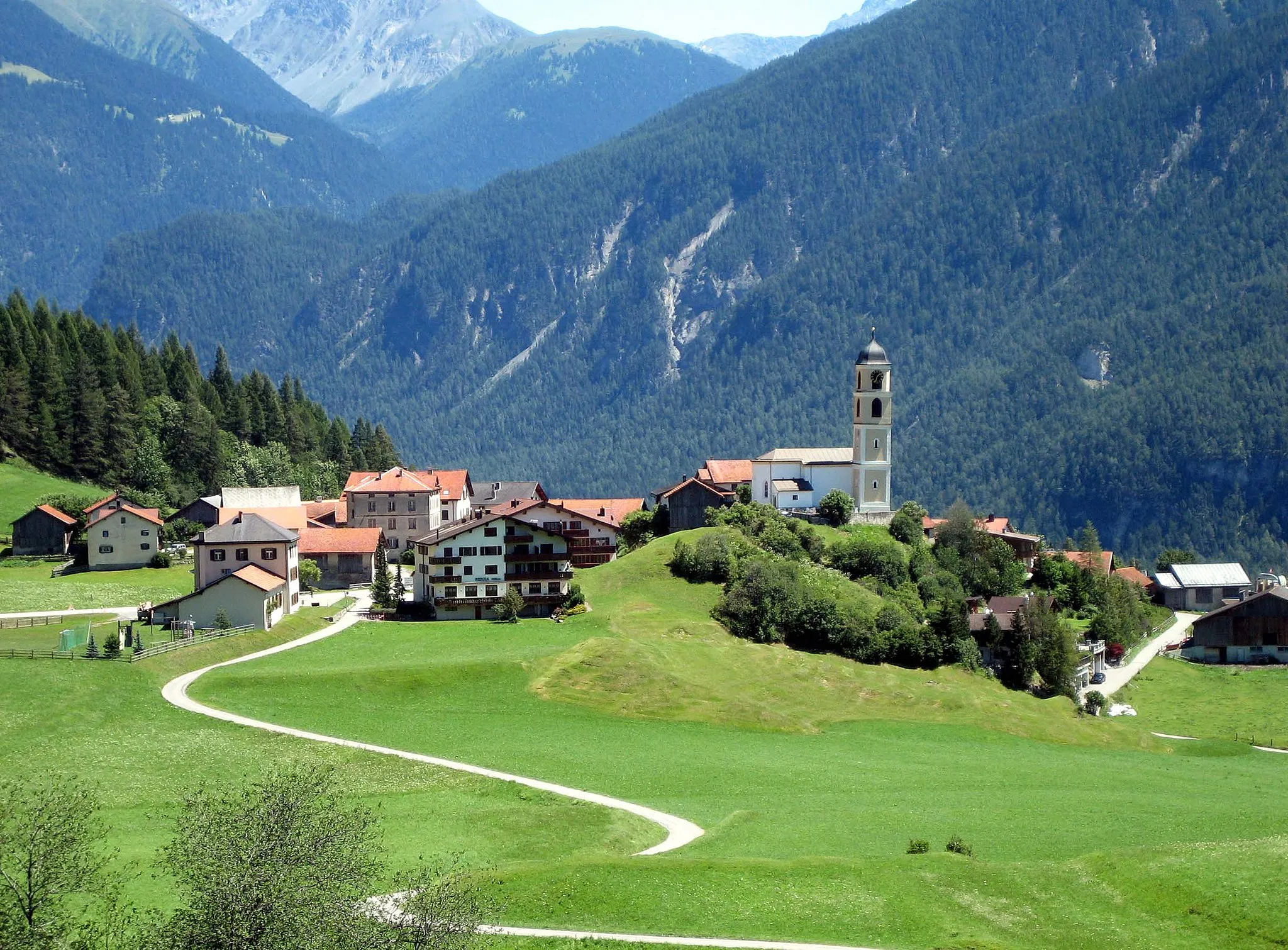 Photo showing: Alter Ortskern von Brienz GR/Brinzauls mit leicht schiefem Kirchturm. Juni 2007.