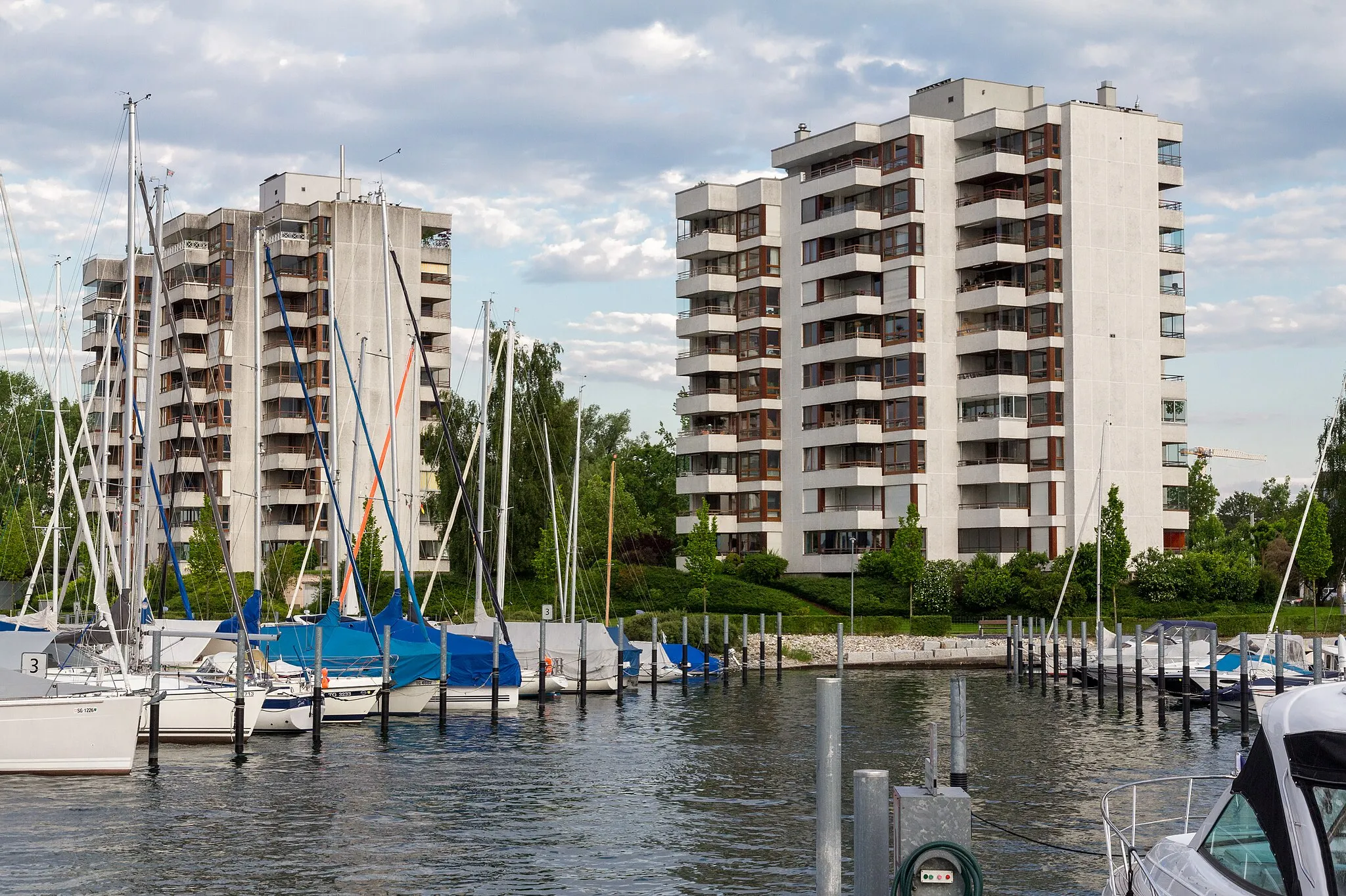 Photo showing: Bottighofen TG: Hochhäuser in Plattenbauweise am Bootshafen