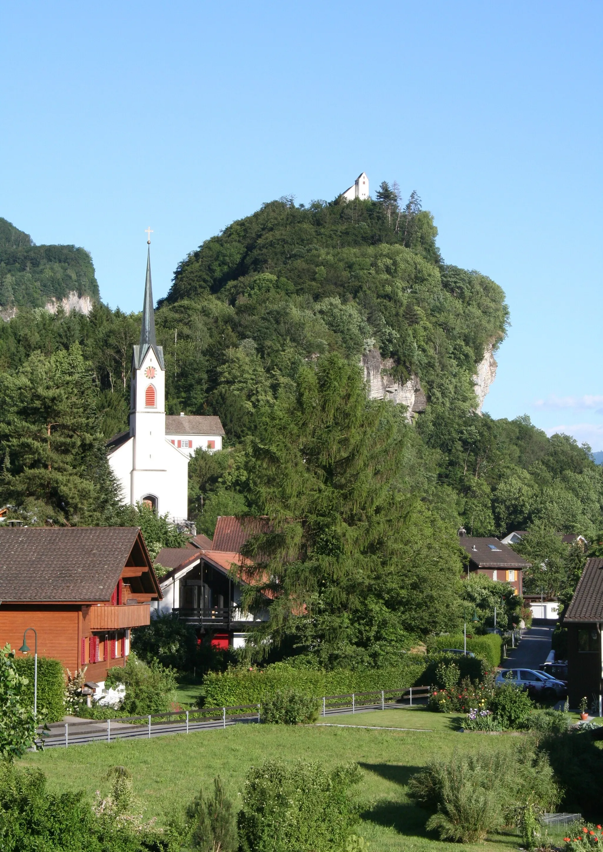 Photo showing: Dorfkirche Walenstadt-Berschis, hinten die St. Georgs-Kapelle, die älteste zweischiffige Kirche der Schweiz.