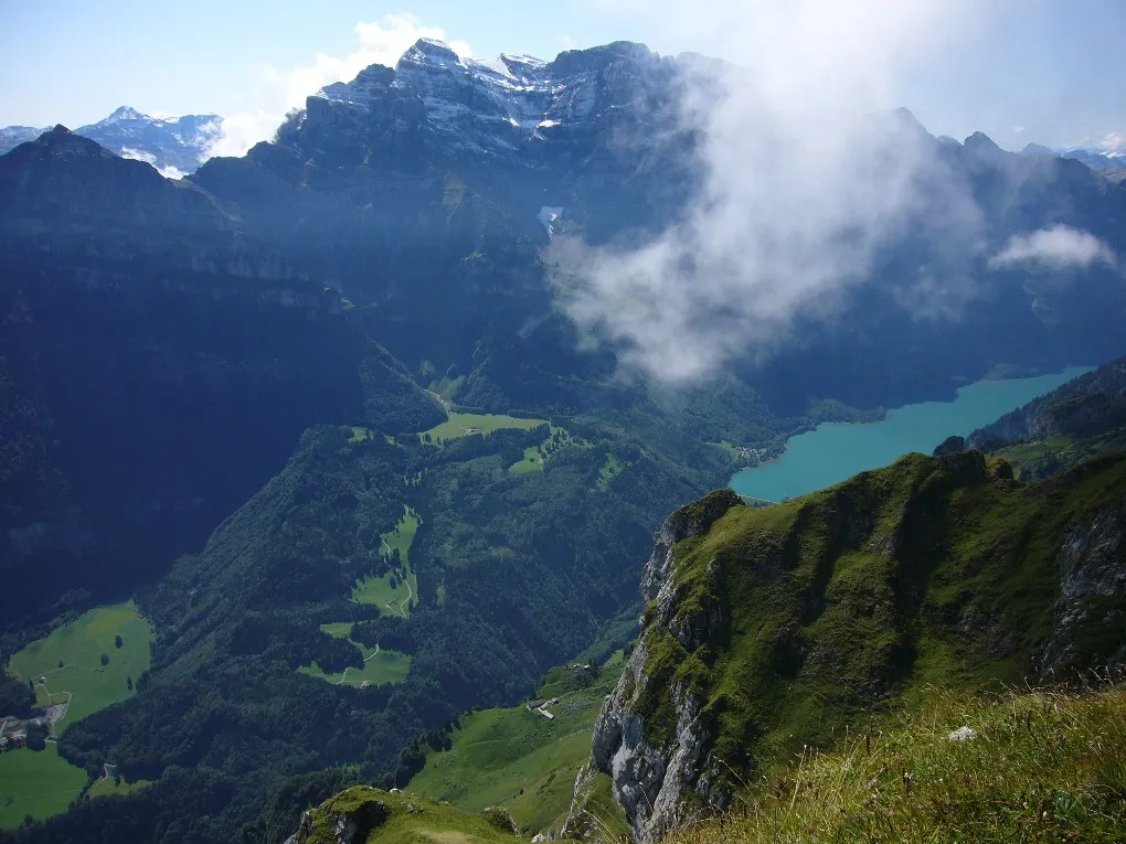 Photo showing: Wiggis gegen Süd(West): tief unten Alp Stafel, Klöntalersee, darüber Glärnisch, links Vorderglärnisch; die höchste Stelle fast in Bildmitte ist das Vrenelisgärtli.