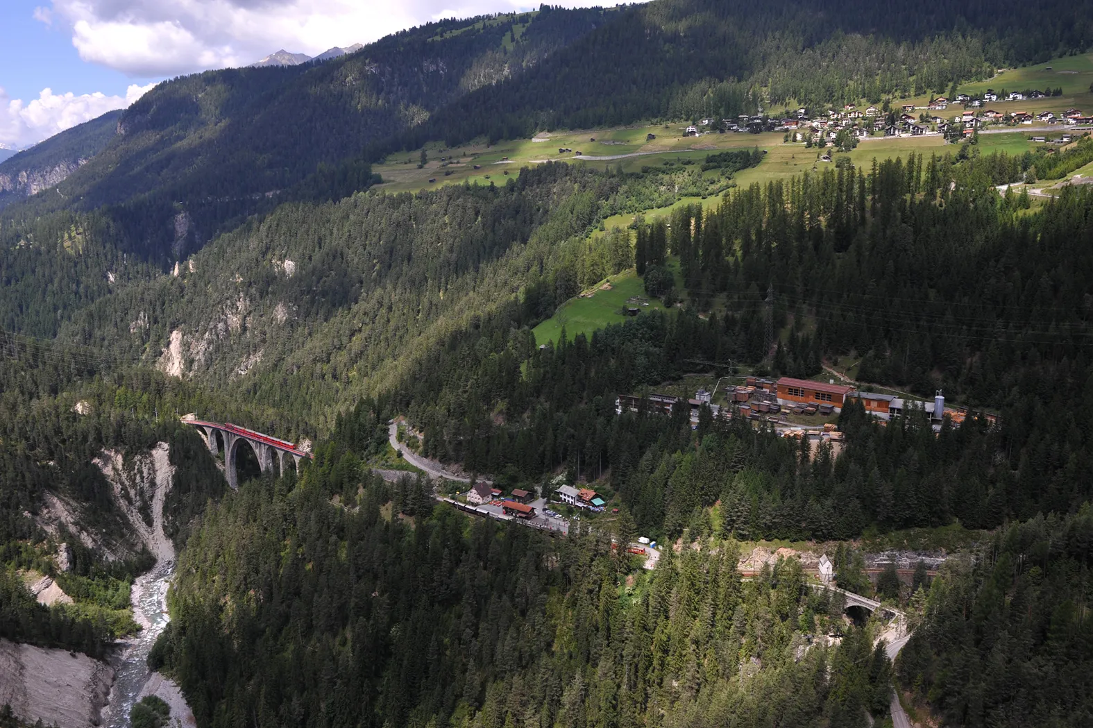 Photo showing: View from the road to Jenisberg to Wiesen, Wiesen RhB station and the viaduct of Wiesen; right below the Jenisberg bridge; Graubünden, Switzerland.