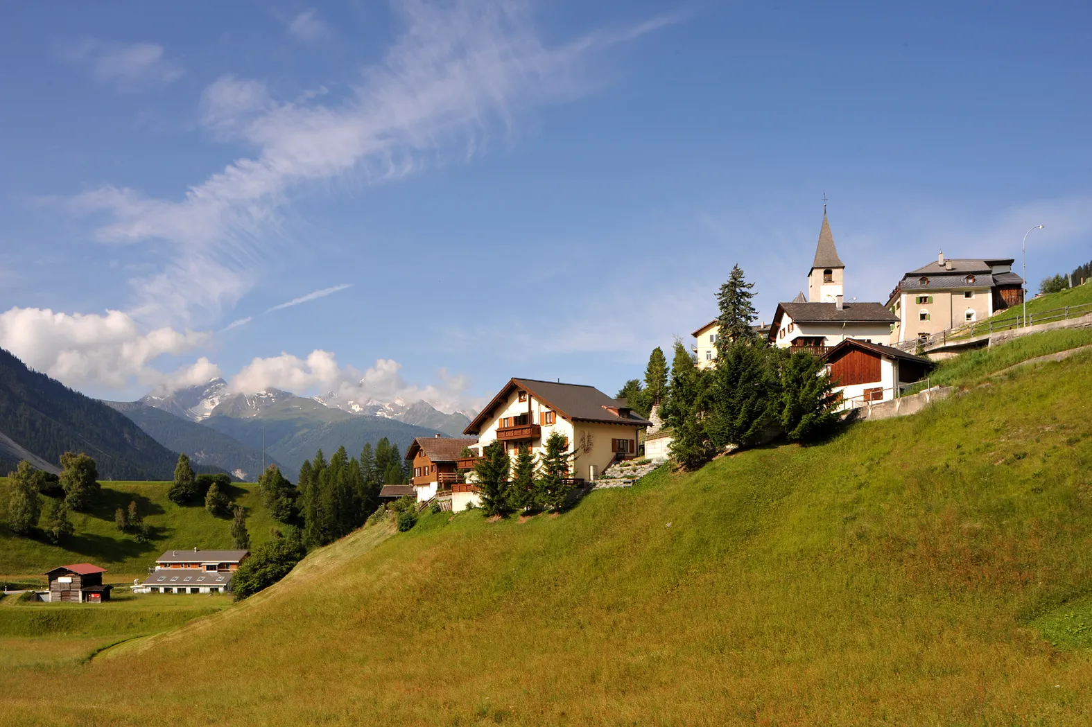 Photo showing: View from eastern access to Wiesen; Graubünden, Switzerland.