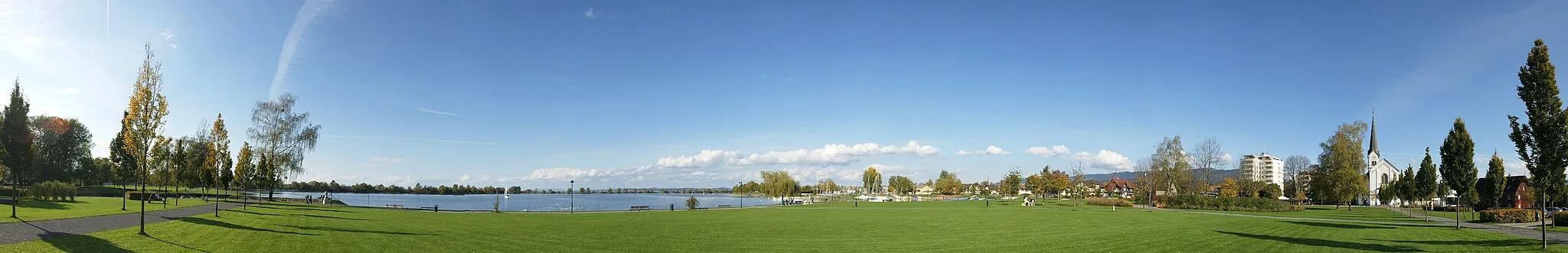 Photo showing: Panorama ca. 240° mit 11 Bildern. Blick um den Harder Seepark am Bodensee. Rechts die Pfarrkirche hl. Sebastian.