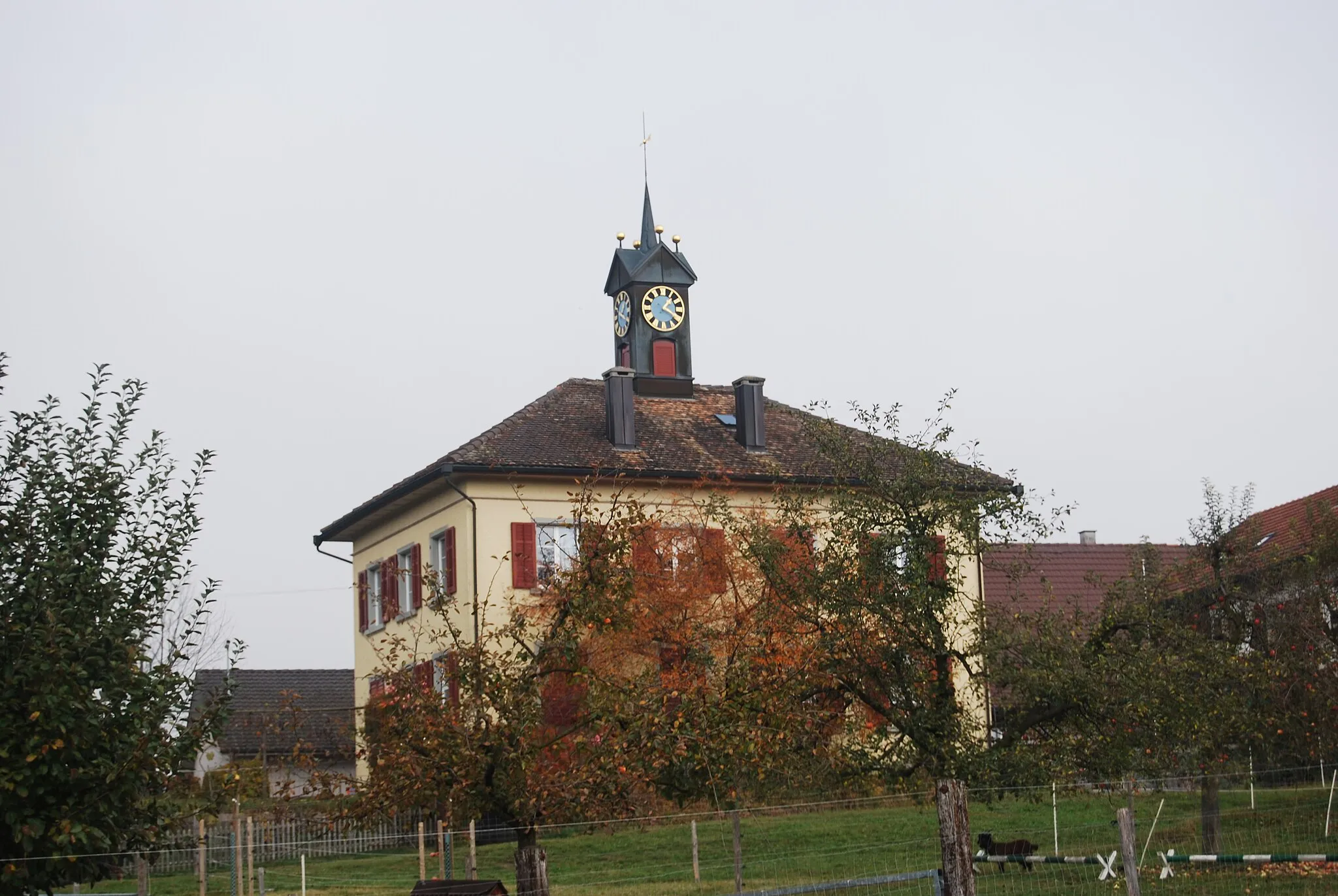 Photo showing: School at Gütighausen, municipality of Thalheim an der Thur, canton of Zürich, Switzerland