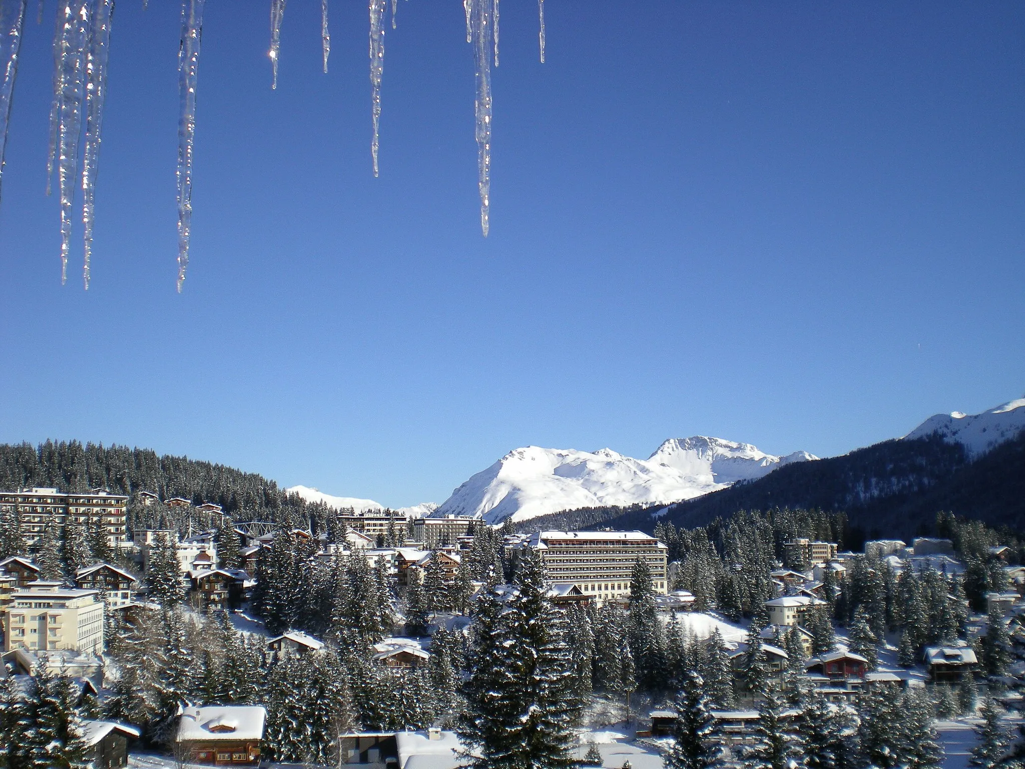 Photo showing: Arosa Dorf Richtung Davos/Parsenn rechts unten Untersee

mit alter Badi