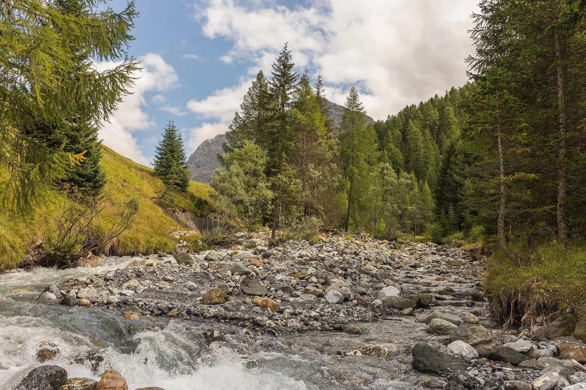 Photo showing: Mountain trip from Sapün (1600 meters) via Medergen (2000 meters) to bridge over Sapüner bach (1400 meters). Power acceleration in the Sapüner stream.