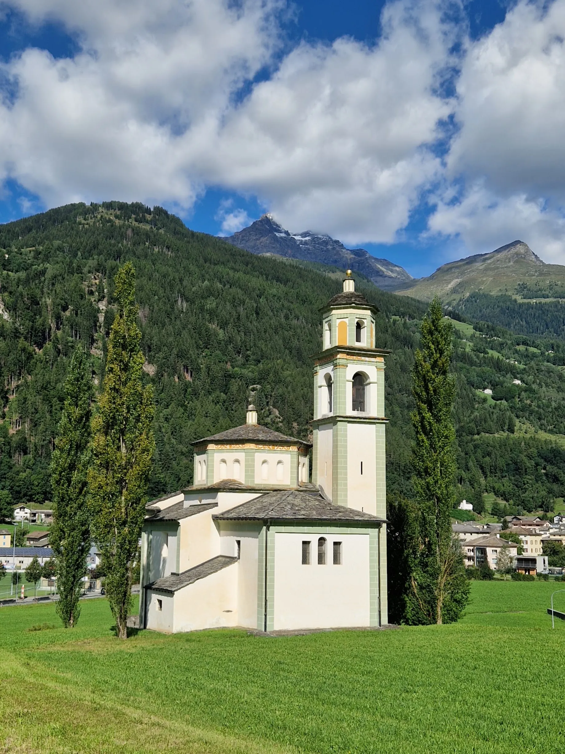 Photo showing: Kirche Santa Maria Assunta in Poschiavo mit Blick auf Piz Varuna