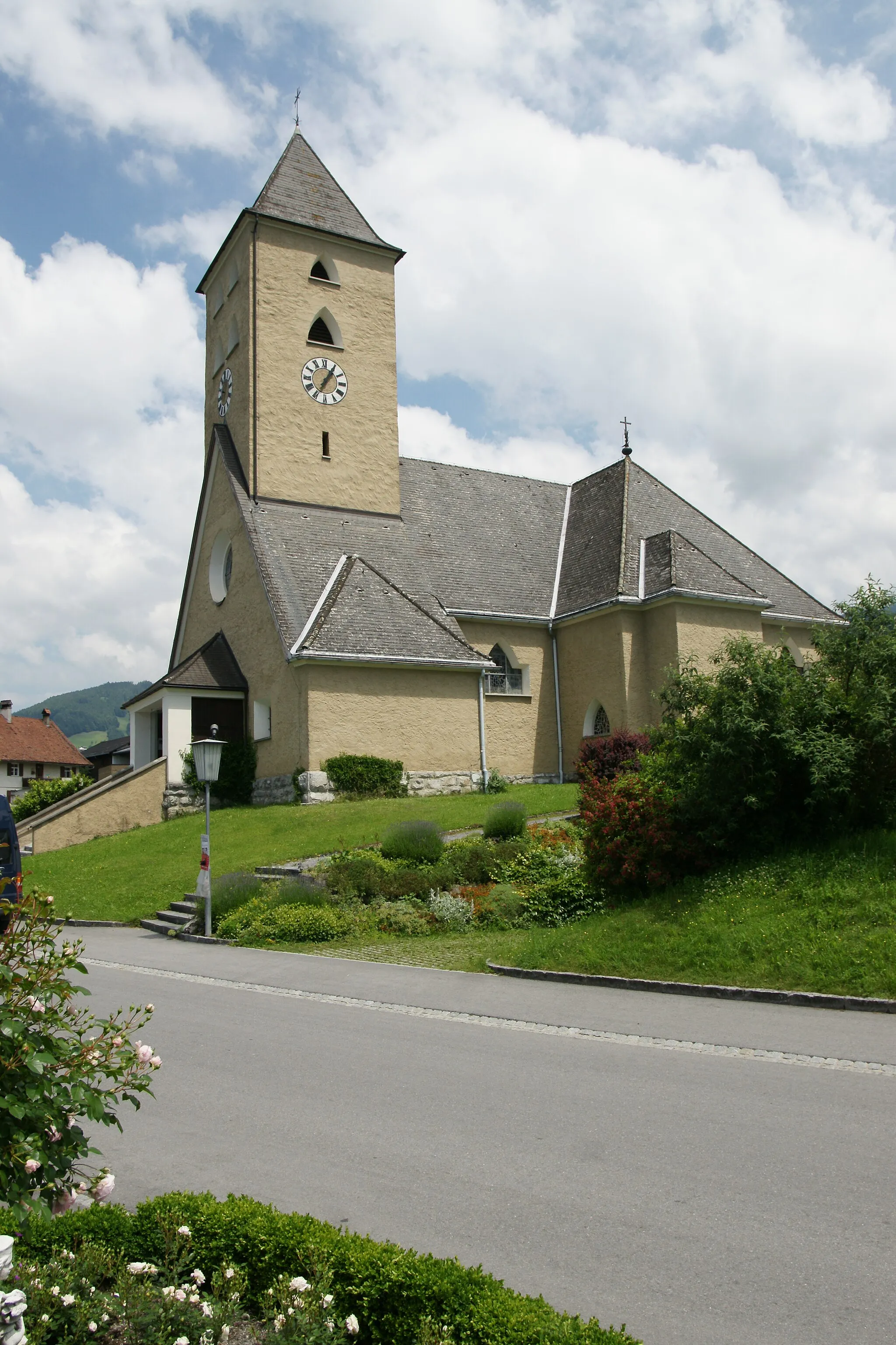 Photo showing: Pfarrkirche zum "Hl. Johannes dem Täufer" in Zwischenwasser - Batschuns erbaut 1921-23 nach Plänen von Clemens Holzmeister.