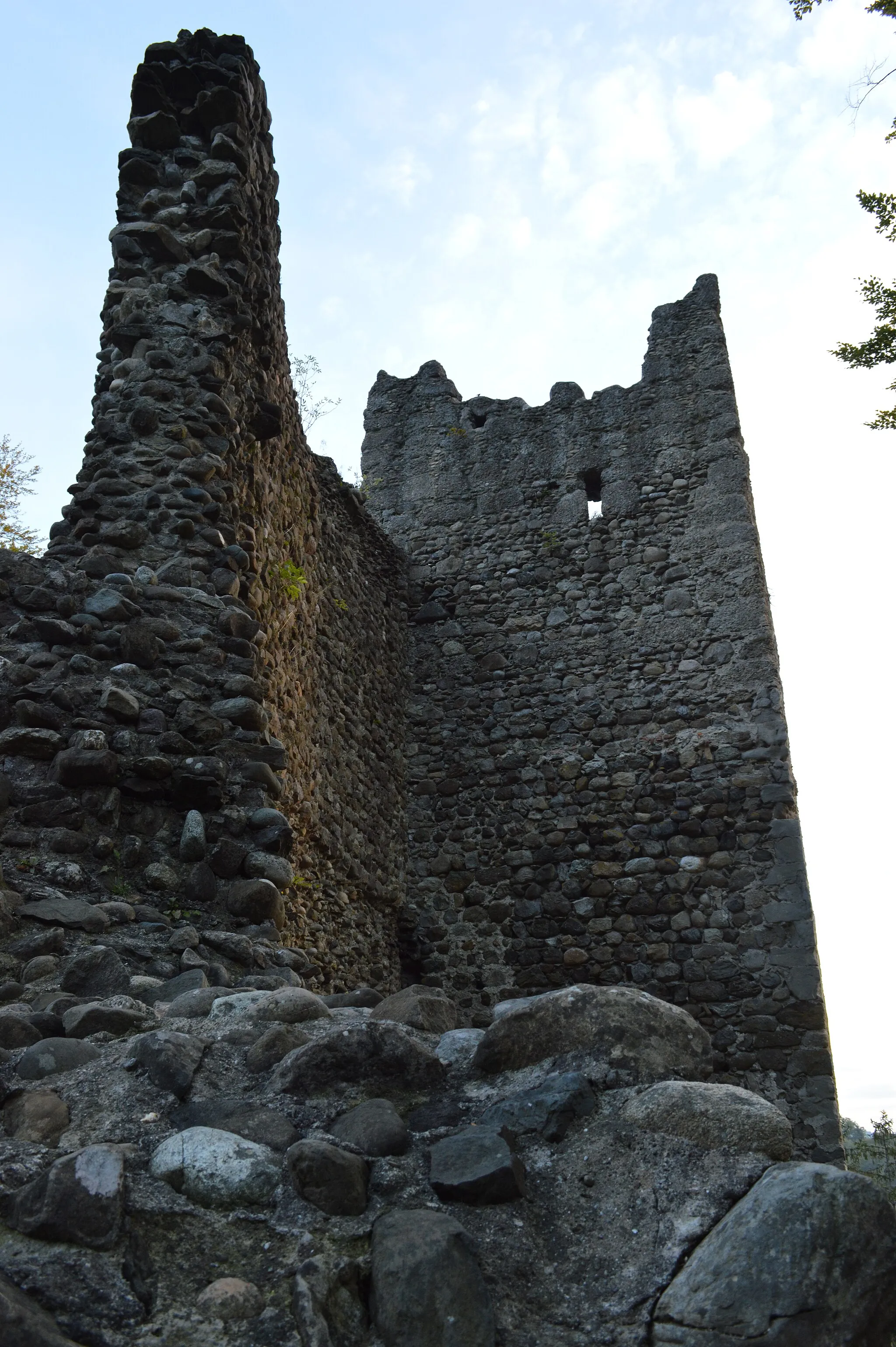 Photo showing: Schildmauer mit Bergfried der Ruine Alt-Ramschwag