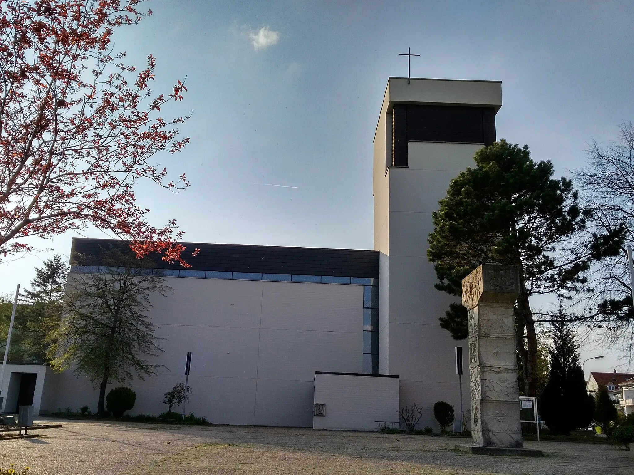 Photo showing: Katholische Kirche St. Gallus in Konstanz im Jahr 2019. Die Kirche wurde 1971 errichtet. Auf dem Vorplatz steht eine Kreuzstele mit Darstellungen von biblischem Geschehen und religiösen Deutungen. Adresse: Berchenstraße 46.