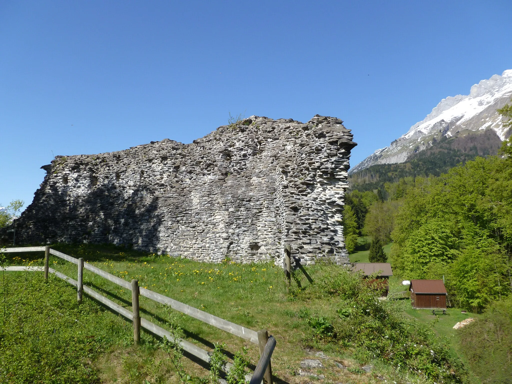 Photo showing: Castle walls
