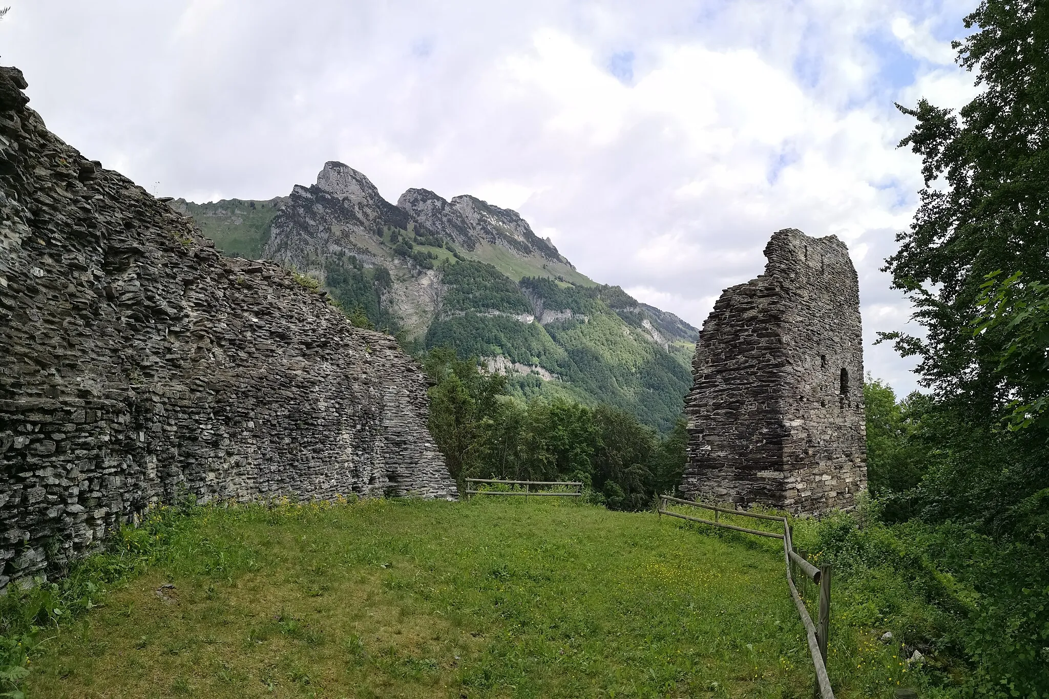 Photo showing: Mur et tour du château de Hohensax situé dans le canton de Saint-Gall.
