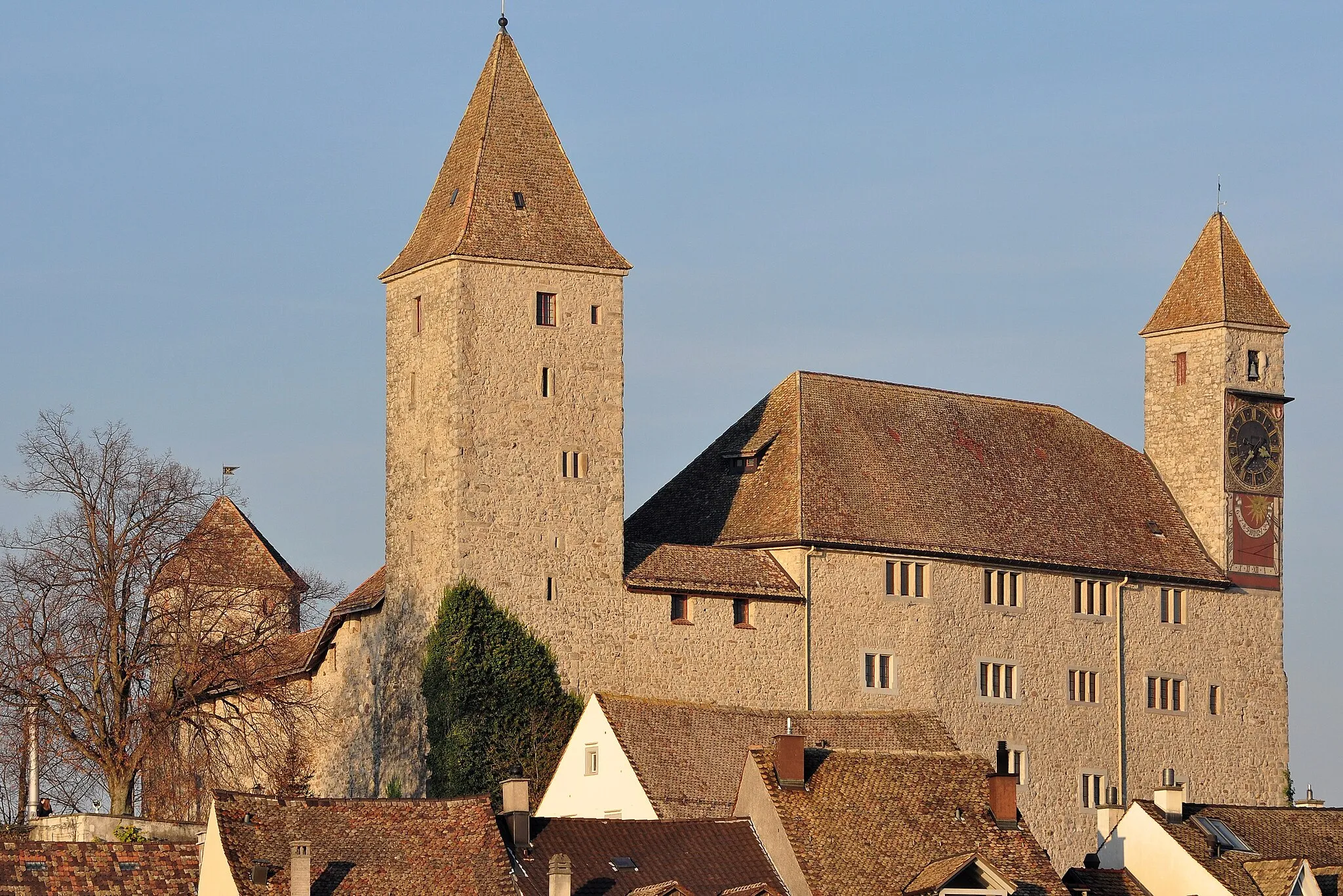 Photo showing: Rapperswil (Switzerland) : Rapperswil castle as seen from the so-called Seedamm.