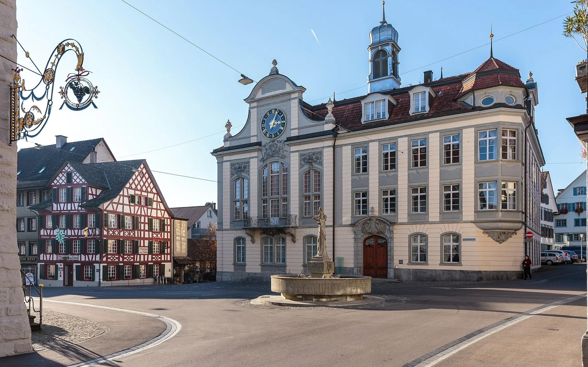 Photo showing: Town hall, Wirtschaft zum Löwen (Lion's Inn) and Thomas Bornhauser fountain in Weinfelden, canton of Thurgau, Switzerland