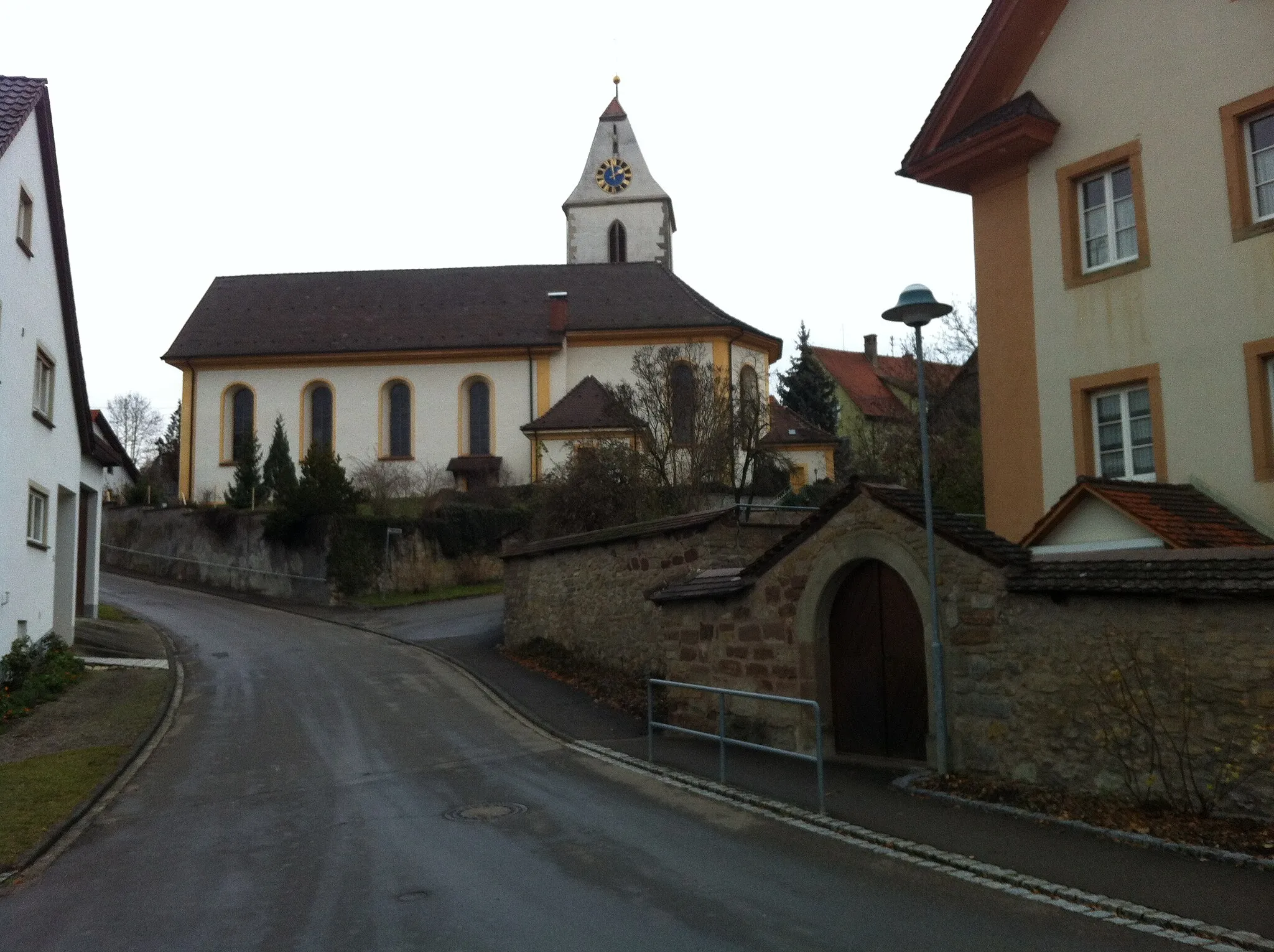 Photo showing: Fützen, Ortsteil der Stadt Blumberg im Landkreis Schwarzwald-Baar, Baden-Württemberg. Straßenpartie zur Kirche, rechts das Pfarrhaus