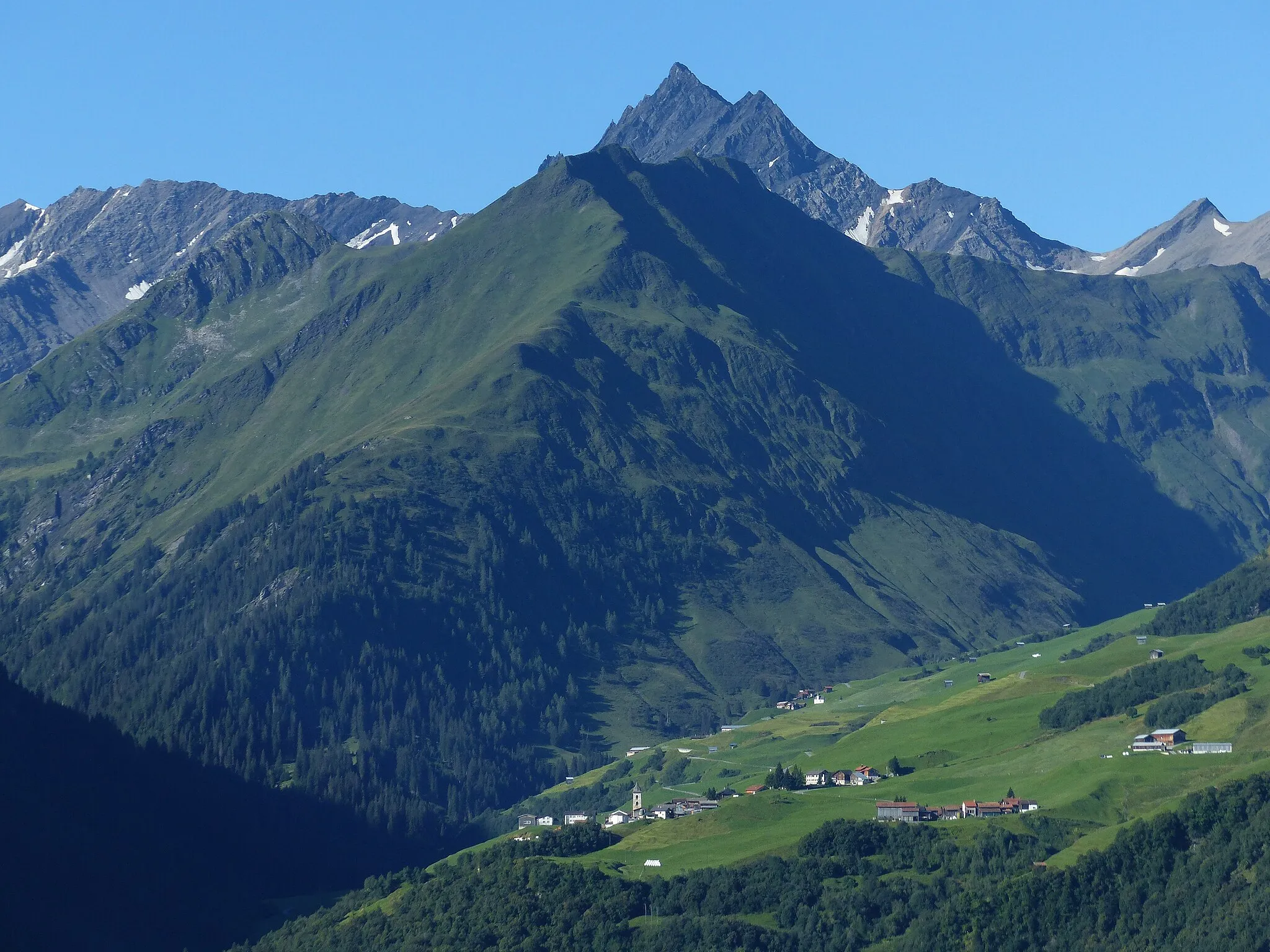 Photo showing: Hinteres Val Lumnezia: Vrin mit Piz Terri (beide Bildmitte), Tgiern da Vanescha (Mitte der linken Bildhälfte)