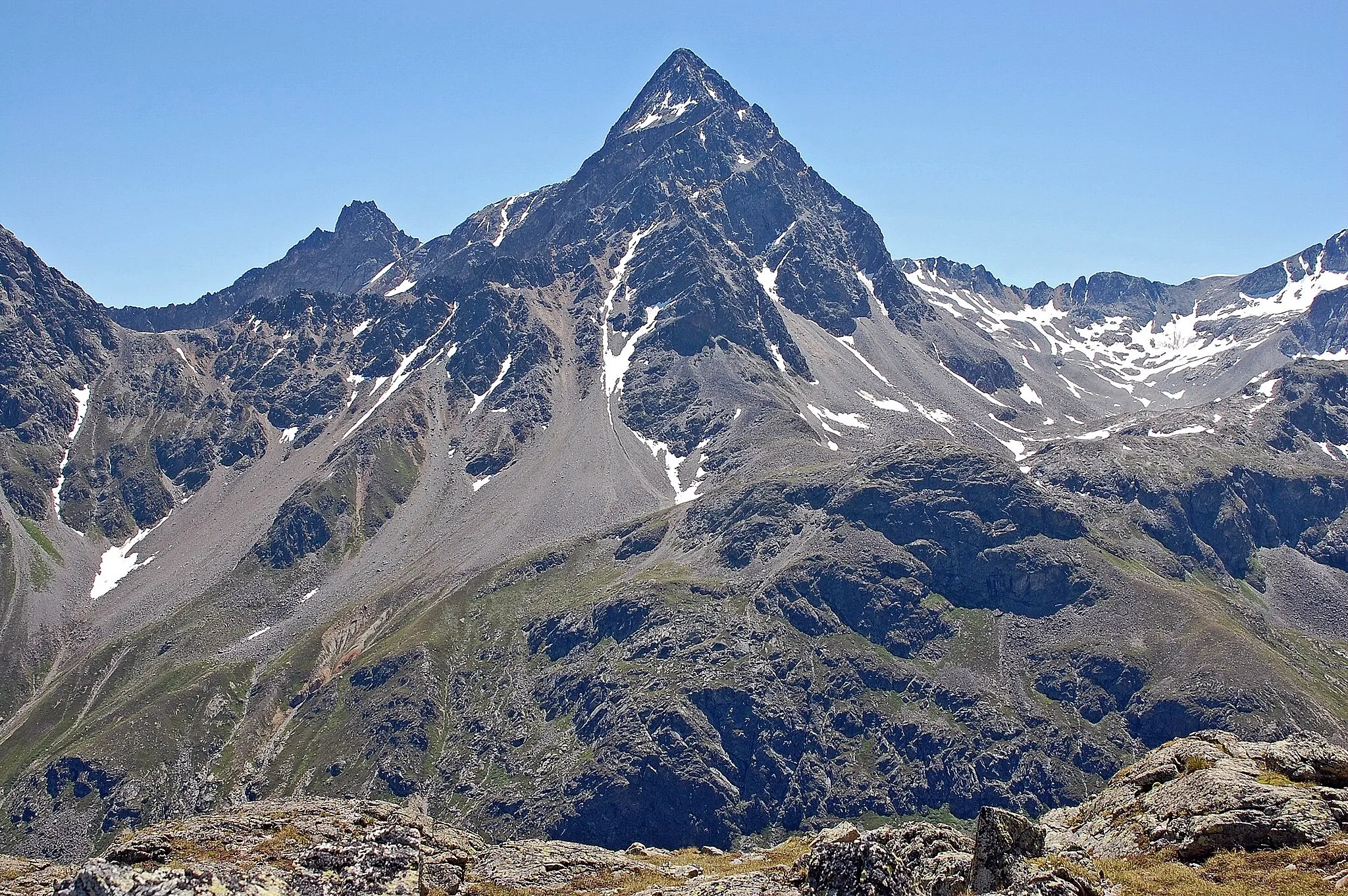 Photo showing: A rare view of Piz Ot (3246m/10650ft) from North. Piz Ot is more often photographed from South. At Fuorcla Crap Alv I was climbing a little further uphill just for getting this viewing angle.

Die Nordseite des Piz Ot, aus der Nähe von Fuorcla Crap Alv aufgenommen