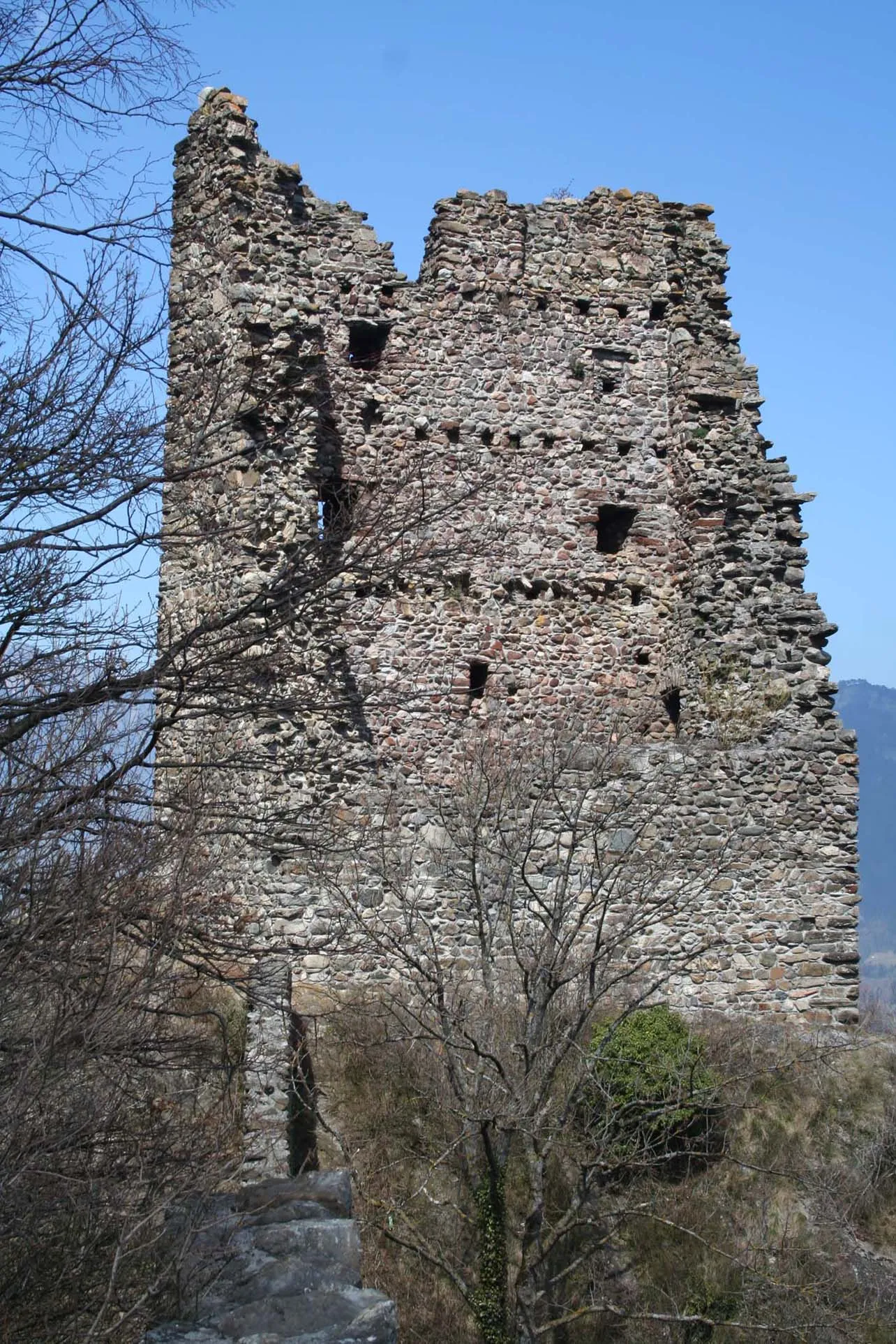 Photo showing: Reste der Hauptburg mit Balkenlöchern
