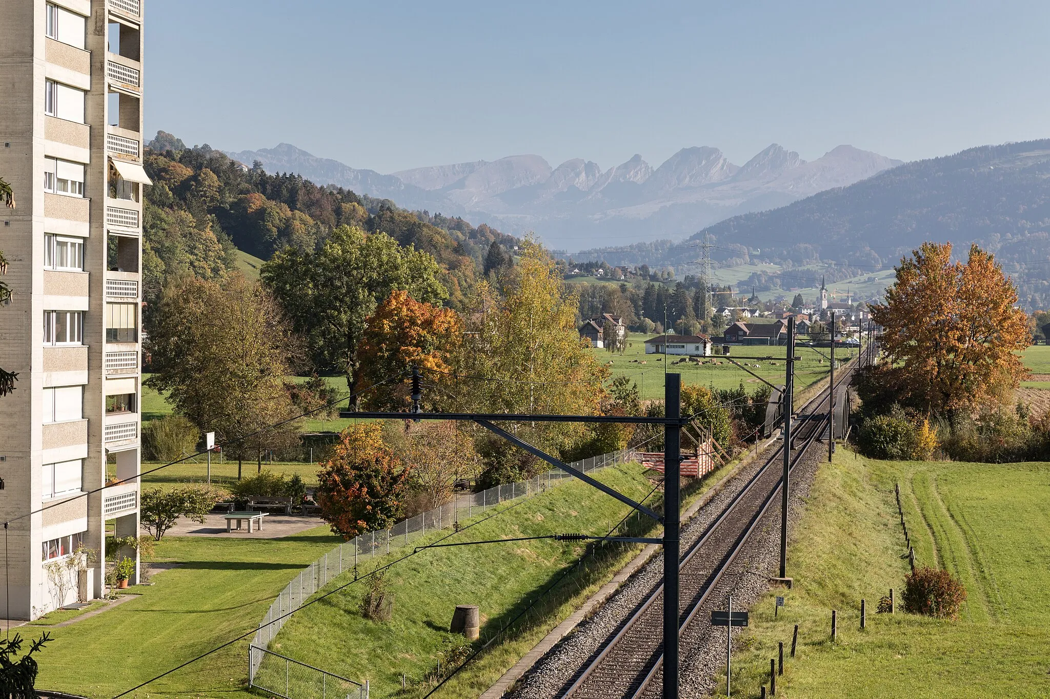 Photo showing: Bahnlinie zwischen Wattwil und Ebnat-Kappel, im Hintergrund die Churfirsten