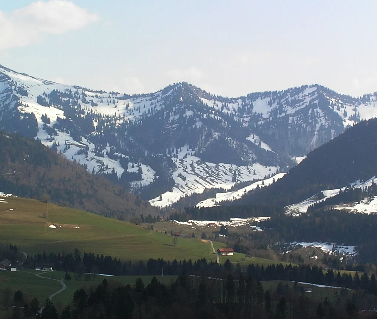 Photo showing: Seelekopf vom Staufen. Seelekopf zentral in der Mitte zwischen Hochgrat (links) und Hohenfluhalpkopf (rechts) hinter den schneefreien Waldhängen von Prodel (links) und Imberg (rechts).