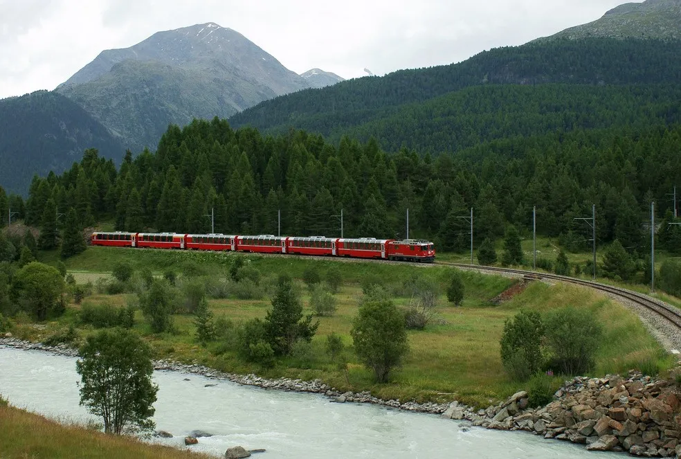 Photo showing: Bernina Express near Pontresina